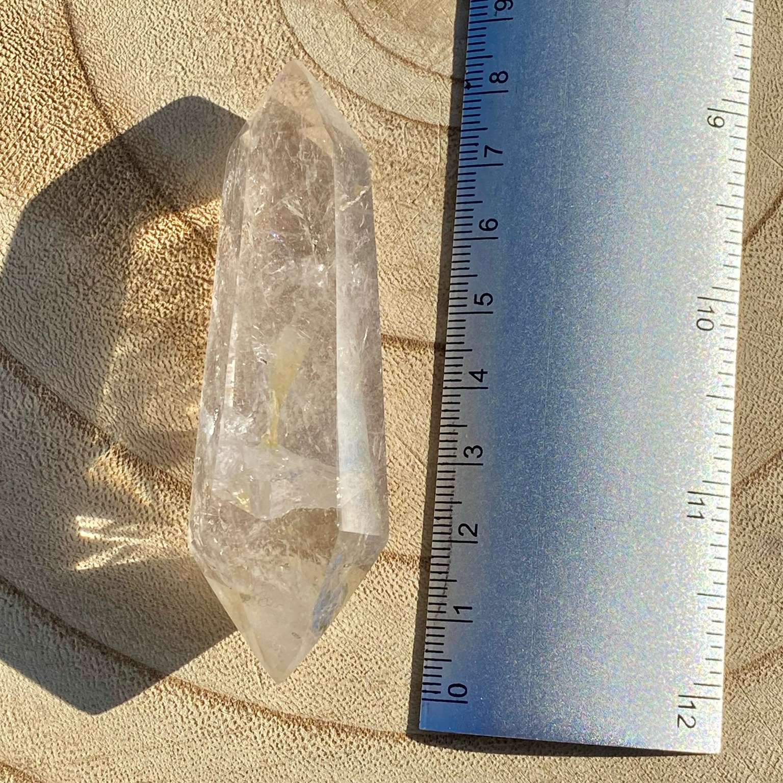 Bi-pointe ou bâton de cristal de roche naturel avec inclusions laiteuses, pierre translucide aux reflets brumeux pour apaisement et pureté. Les merveilles by Pauline, lithothérapie.