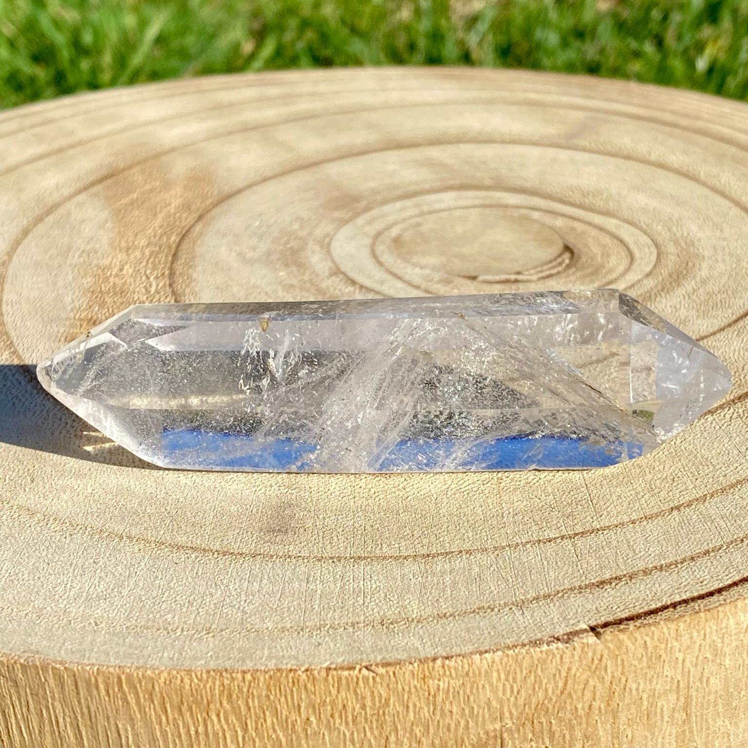 Bi-pointe ou bâton de cristal de roche naturel avec inclusions laiteuses, pierre translucide aux reflets brumeux pour apaisement et pureté. Les merveilles by Pauline, lithothérapie.