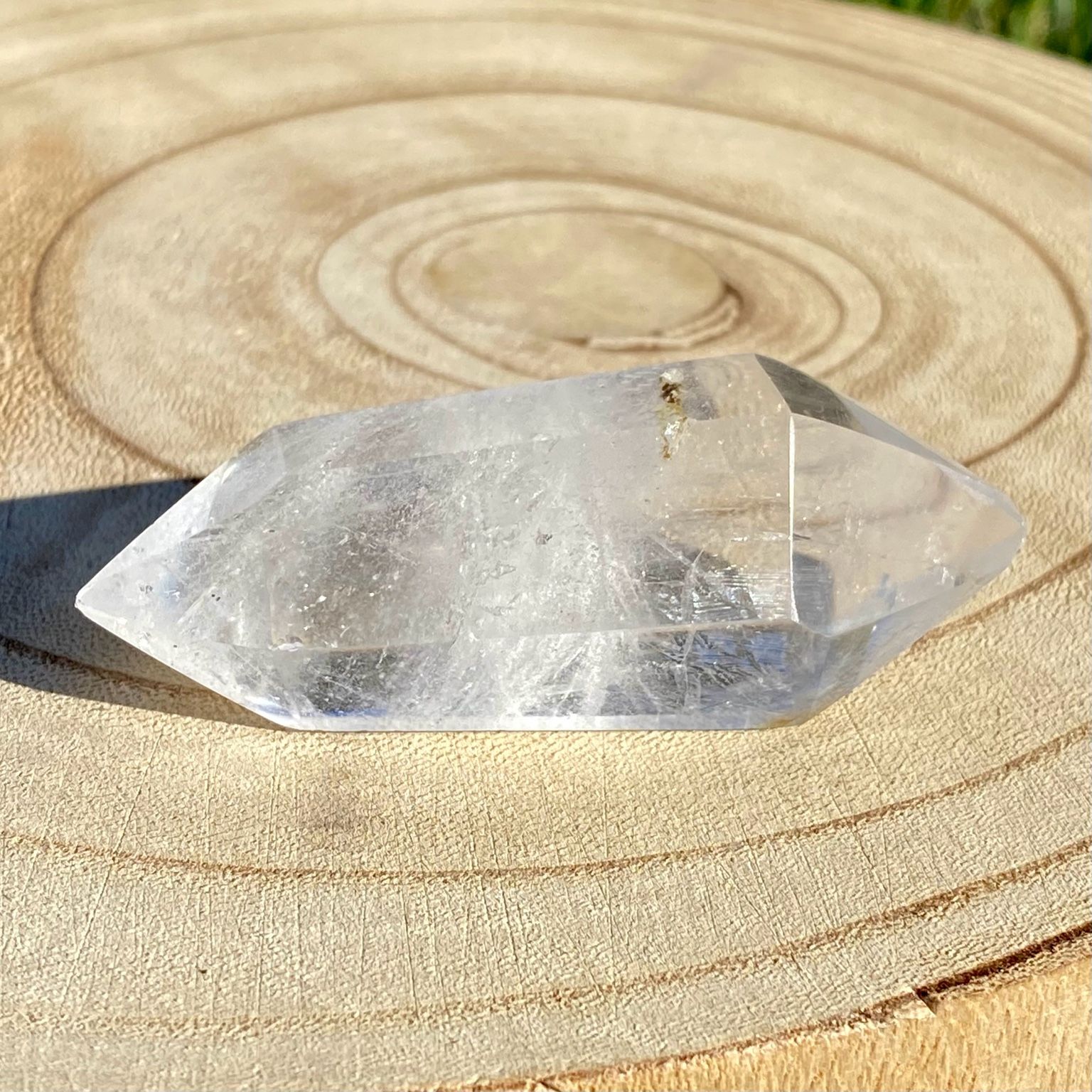 Bi-pointe ou bâton de cristal de roche naturel avec inclusions laiteuses, pierre translucide aux reflets brumeux pour apaisement et pureté. Les merveilles by Pauline, lithothérapie.