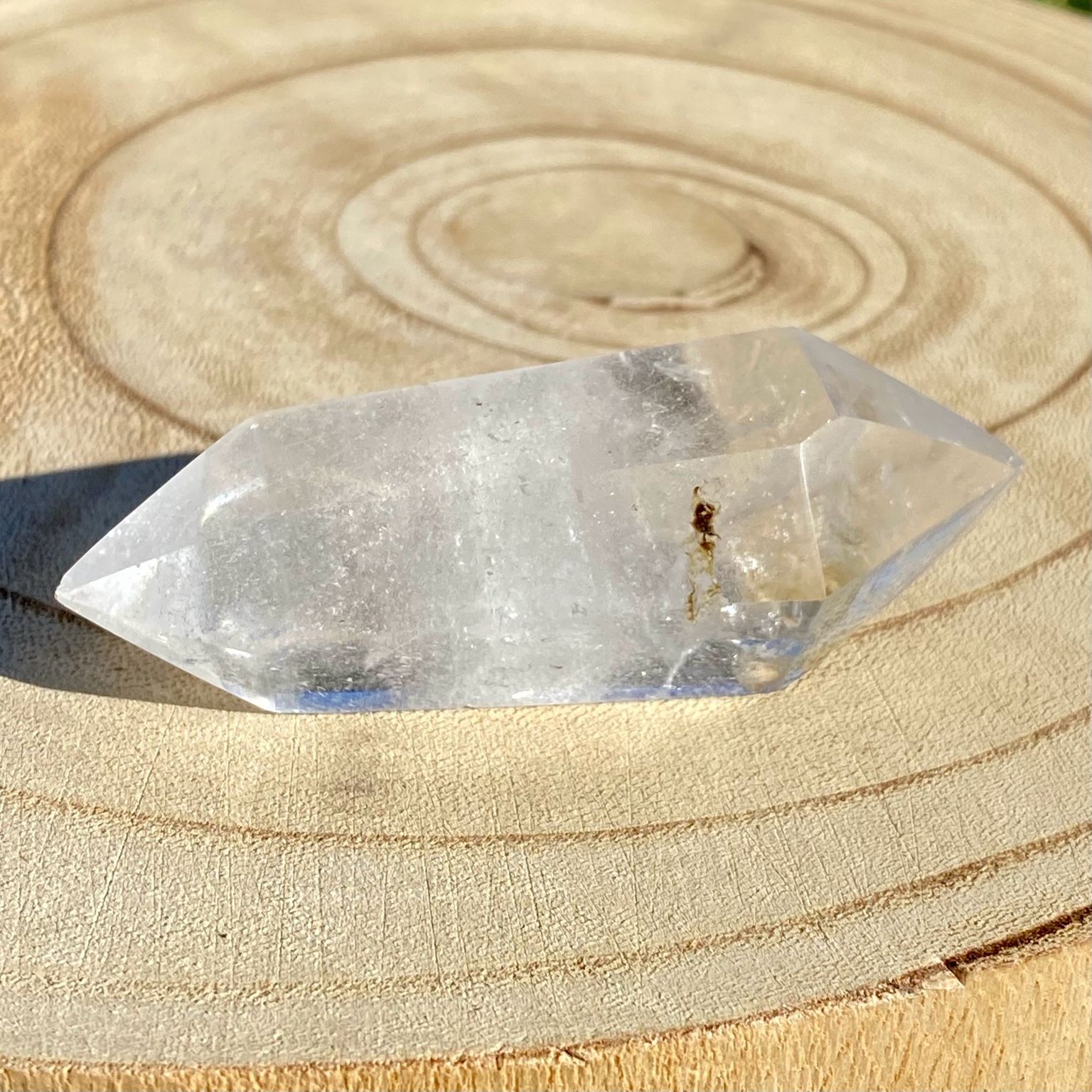 Bi-pointe ou bâton de cristal de roche naturel avec inclusions laiteuses, pierre translucide aux reflets brumeux pour apaisement et pureté. Les merveilles by Pauline, lithothérapie.