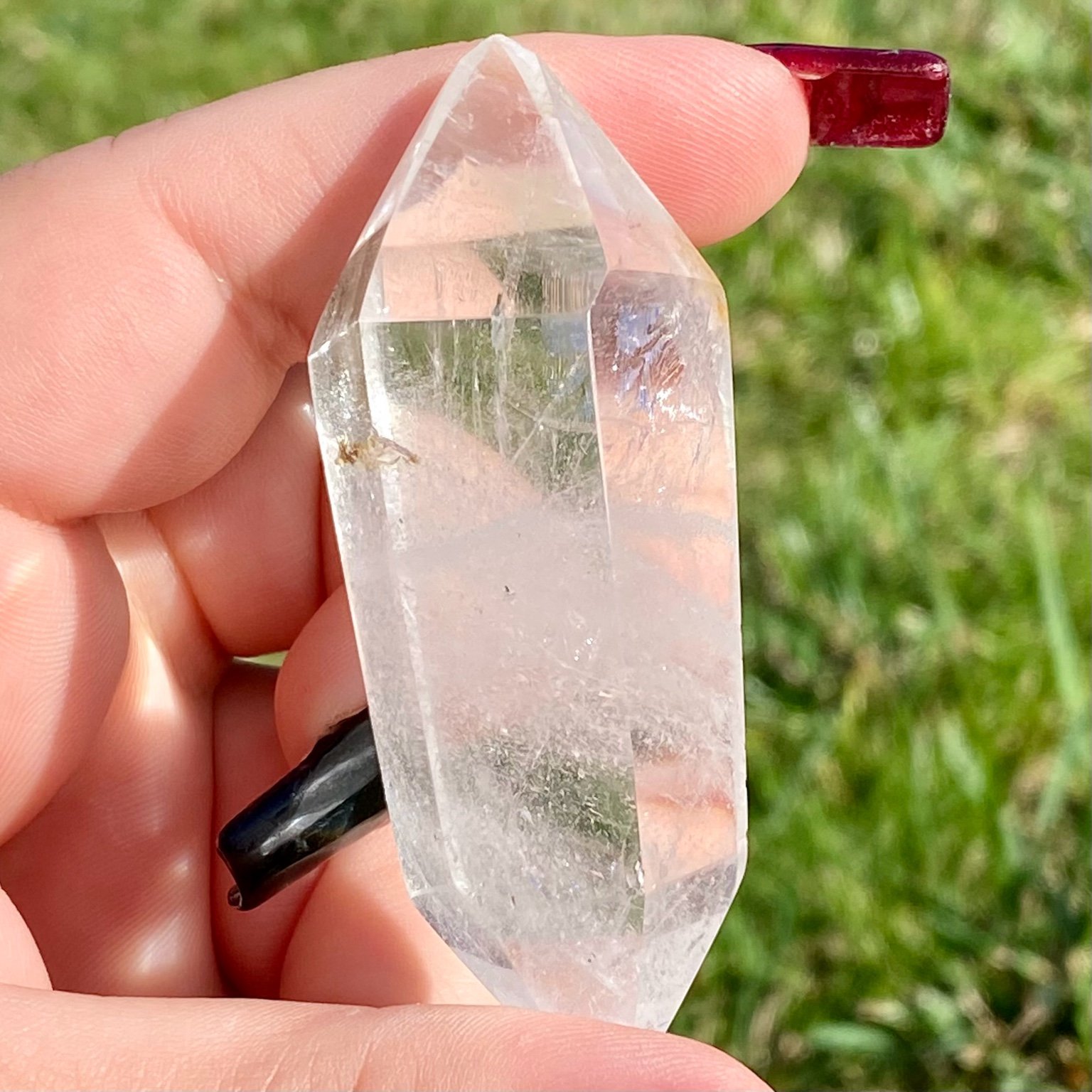 Bi-pointe ou bâton de cristal de roche naturel avec inclusions laiteuses, pierre translucide aux reflets brumeux pour apaisement et pureté. Les merveilles by Pauline, lithothérapie.