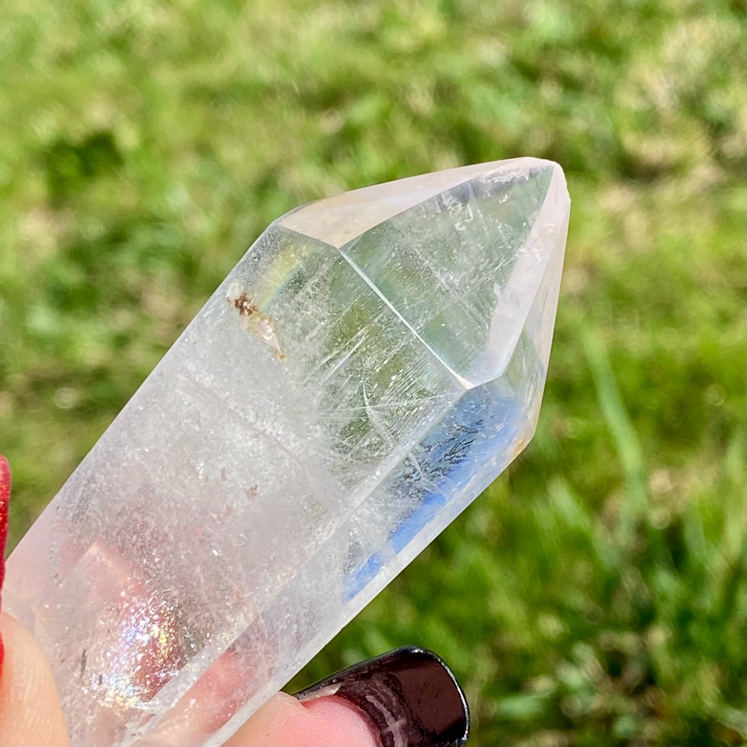 Bi-pointe ou bâton de cristal de roche naturel avec inclusions laiteuses, pierre translucide aux reflets brumeux pour apaisement et pureté. Les merveilles by Pauline, lithothérapie.