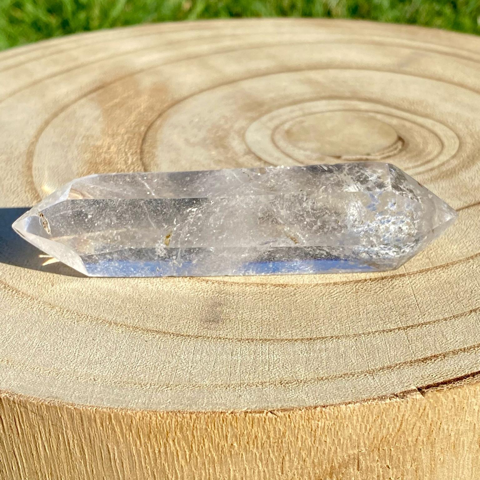 Bi-pointe ou bâton de cristal de roche naturel avec inclusions laiteuses, pierre translucide aux reflets brumeux pour apaisement et pureté. Les merveilles by Pauline, lithothérapie.