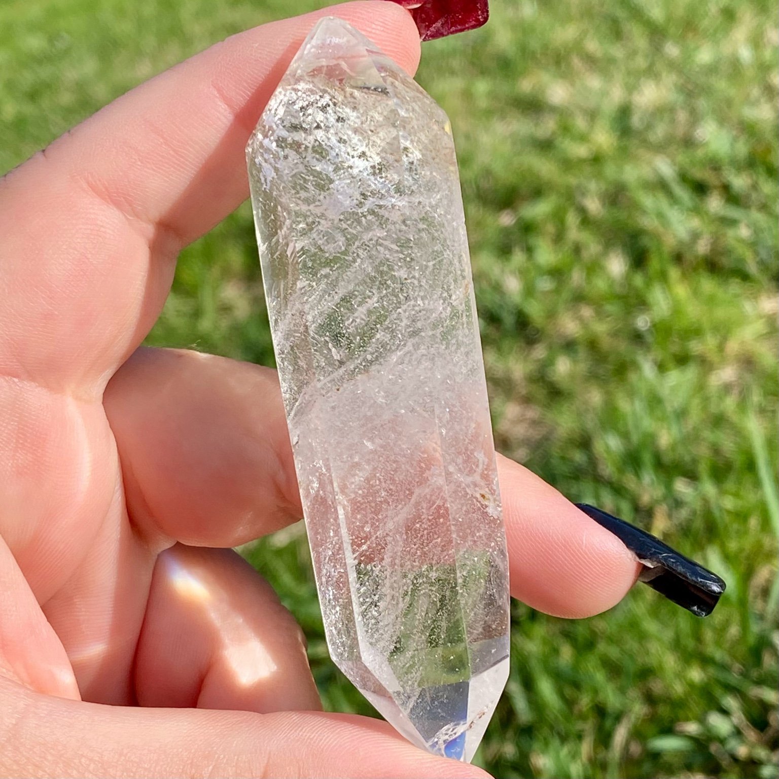 Bi-pointe ou bâton de cristal de roche naturel avec inclusions laiteuses, pierre translucide aux reflets brumeux pour apaisement et pureté. Les merveilles by Pauline, lithothérapie.