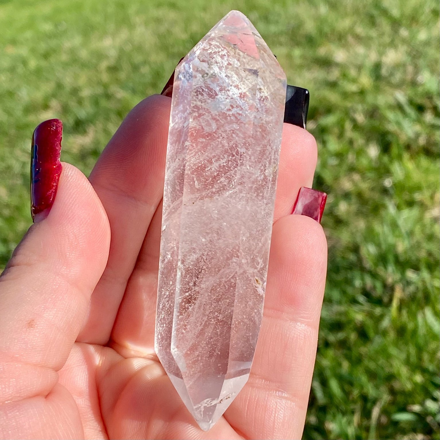 Bi-pointe ou bâton de cristal de roche naturel avec inclusions laiteuses, pierre translucide aux reflets brumeux pour apaisement et pureté. Les merveilles by Pauline, lithothérapie.