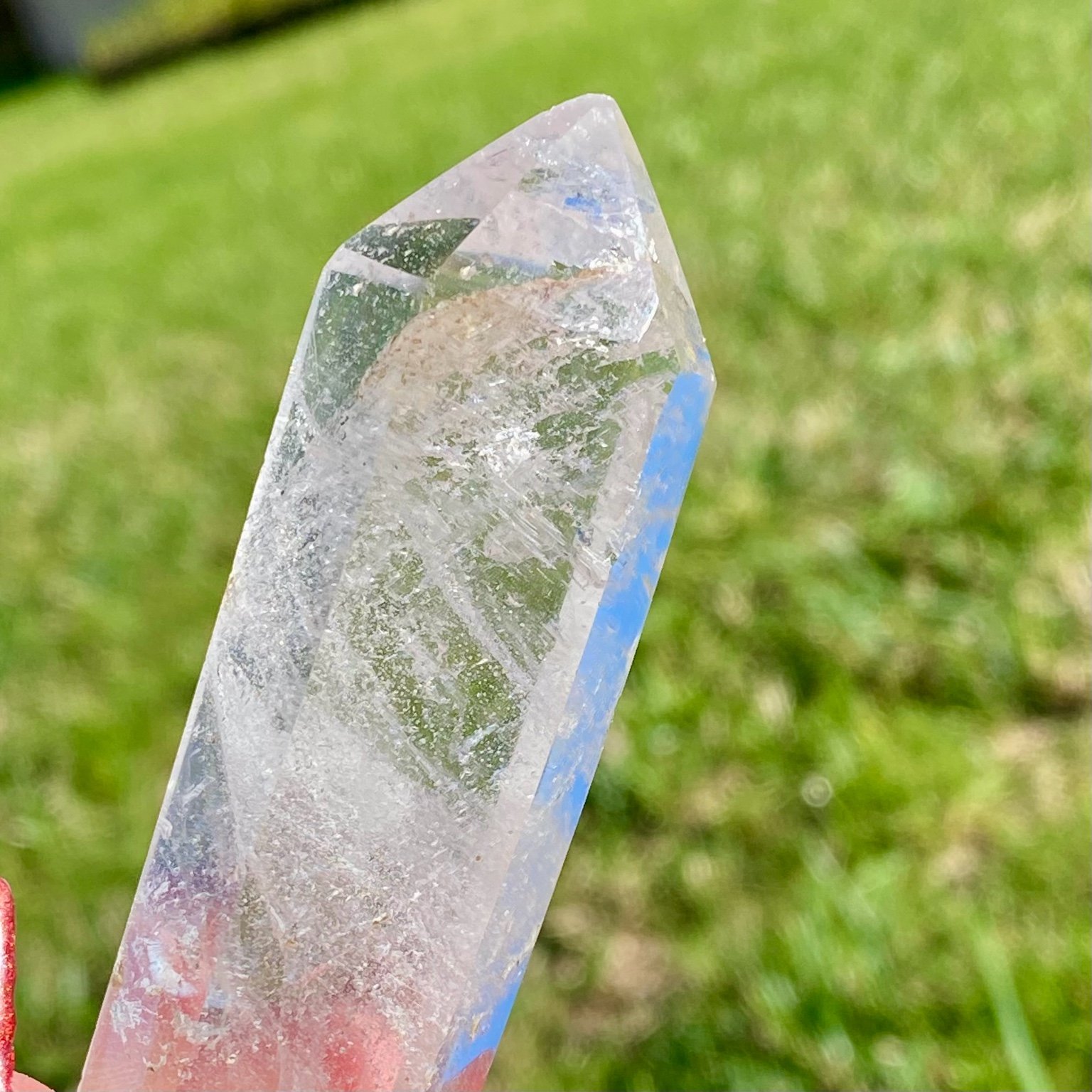 Bi-pointe ou bâton de cristal de roche naturel avec inclusions laiteuses, pierre translucide aux reflets brumeux pour apaisement et pureté. Les merveilles by Pauline, lithothérapie.