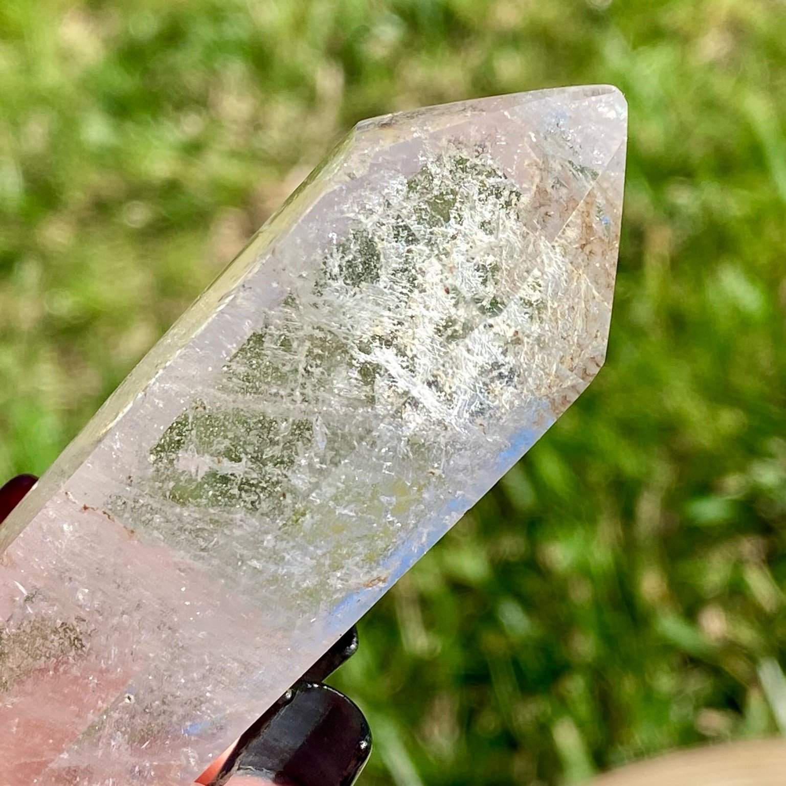 Bi-pointe ou bâton de cristal de roche naturel avec inclusions laiteuses, pierre translucide aux reflets brumeux pour apaisement et pureté. Les merveilles by Pauline, lithothérapie.