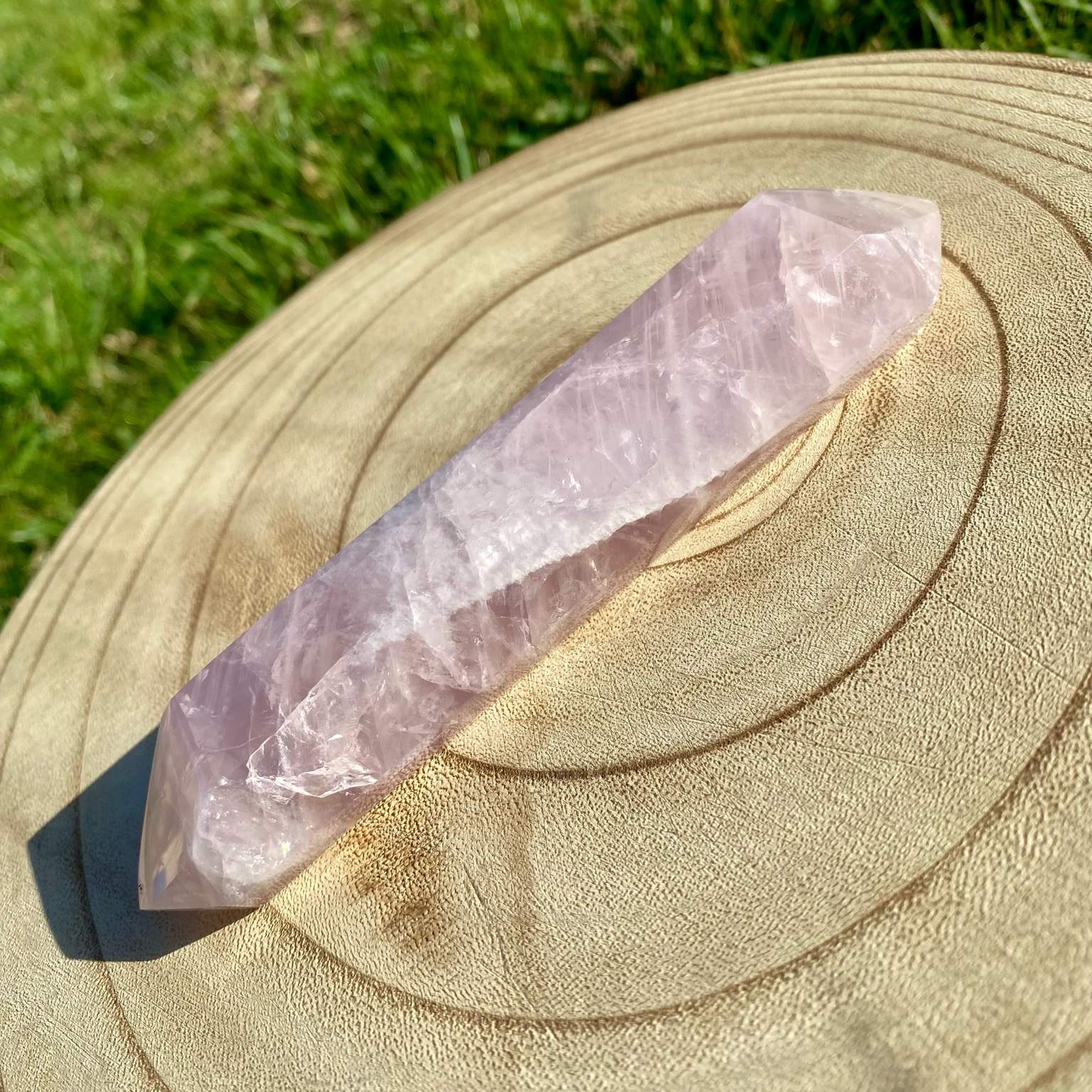 Bi-pointe géante de quartz rose naturelle, pierre rose tendre et lumineuse symbole d’amour, de douceur et de sérénité.
