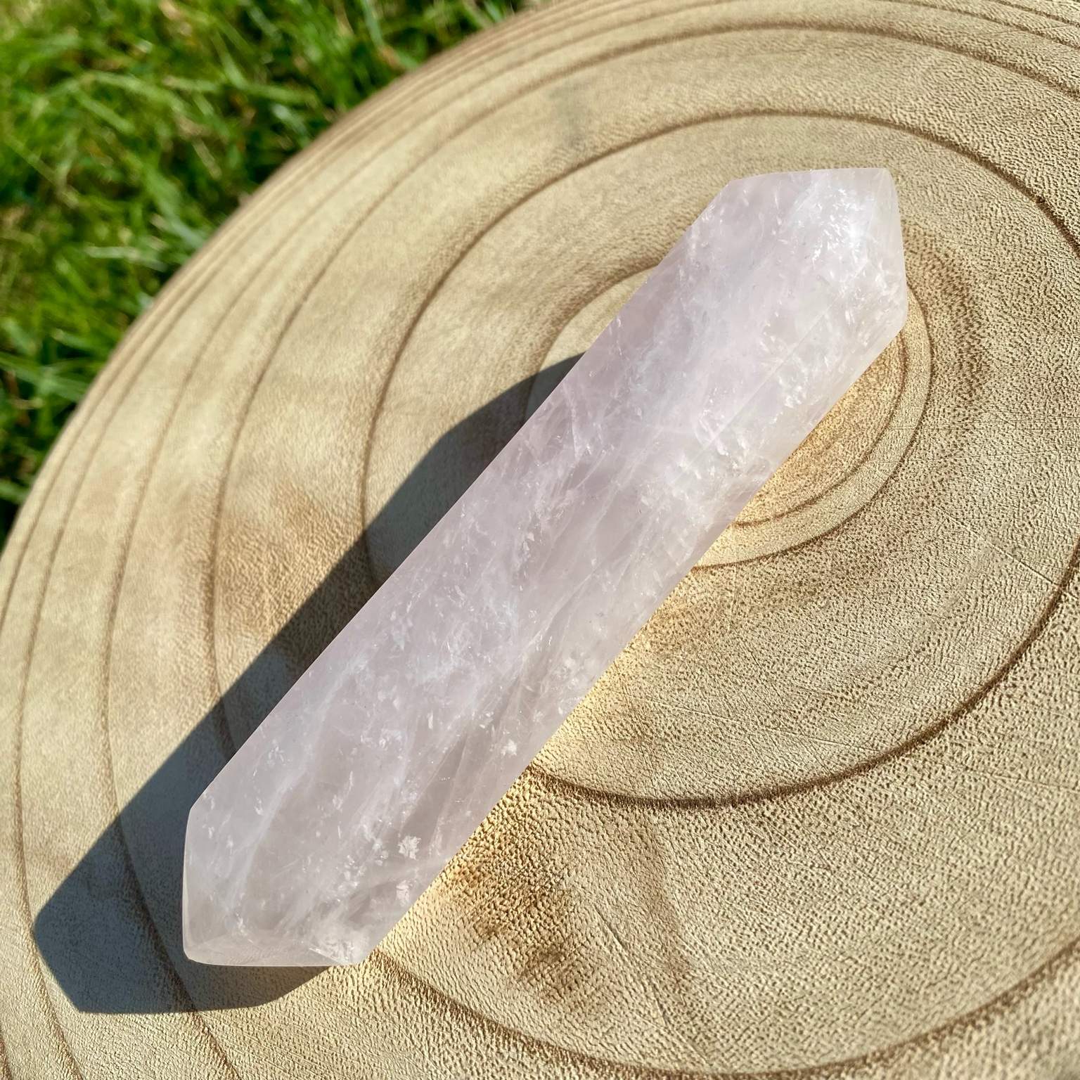 Bi-pointe géante de quartz rose naturelle, pierre rose tendre et lumineuse symbole d’amour, de douceur et de sérénité.