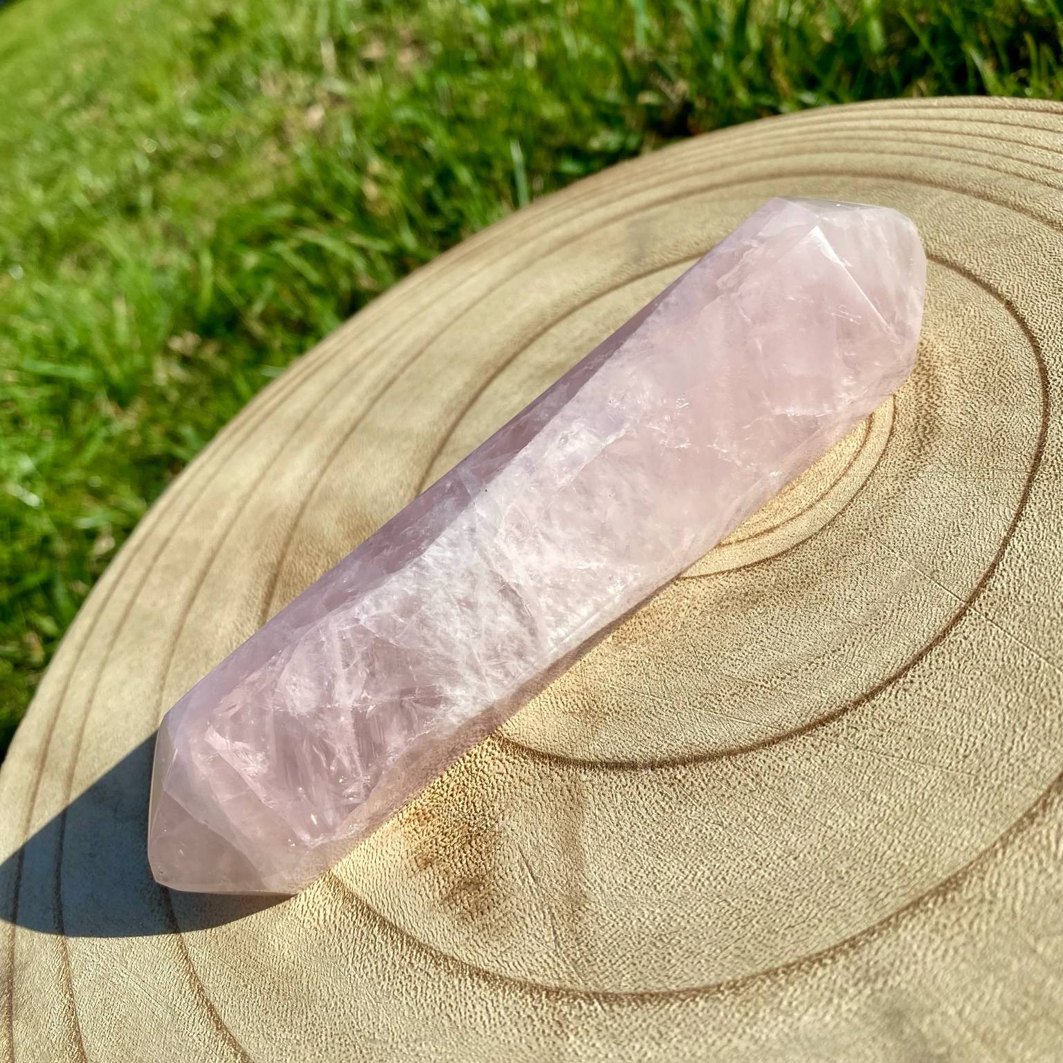 Bi-pointe géante de quartz rose naturelle, pierre rose tendre et lumineuse symbole d’amour, de douceur et de sérénité.