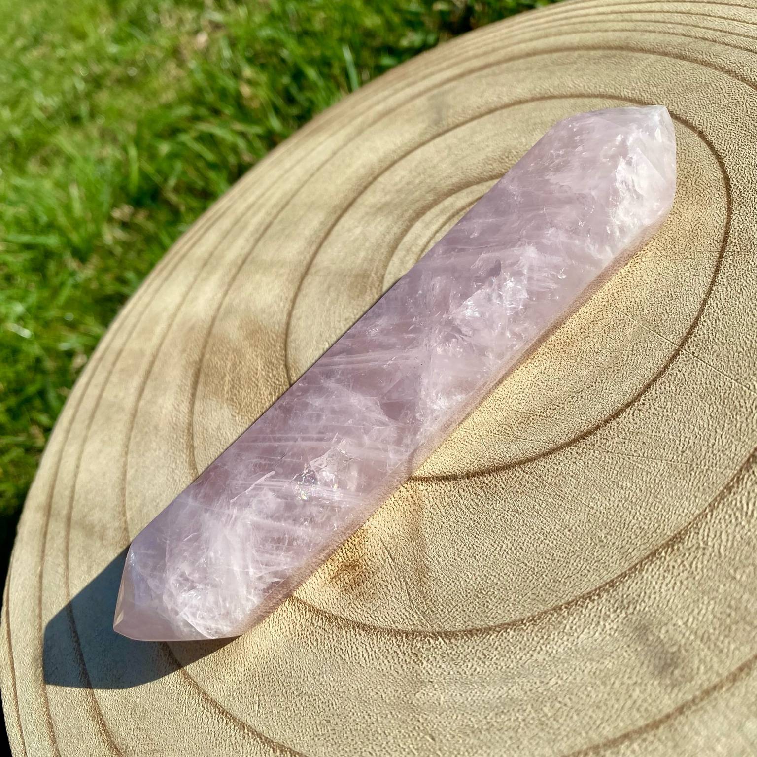 Bi-pointe géante de quartz rose naturelle, pierre rose tendre et lumineuse symbole d’amour, de douceur et de sérénité.