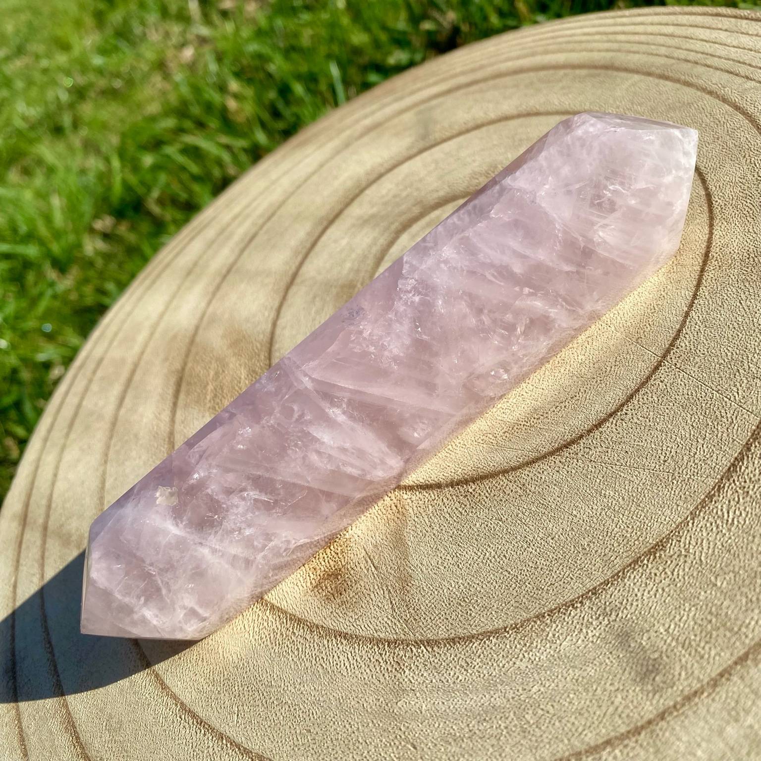 Bi-pointe géante de quartz rose naturelle, pierre rose tendre et lumineuse symbole d’amour, de douceur et de sérénité.
