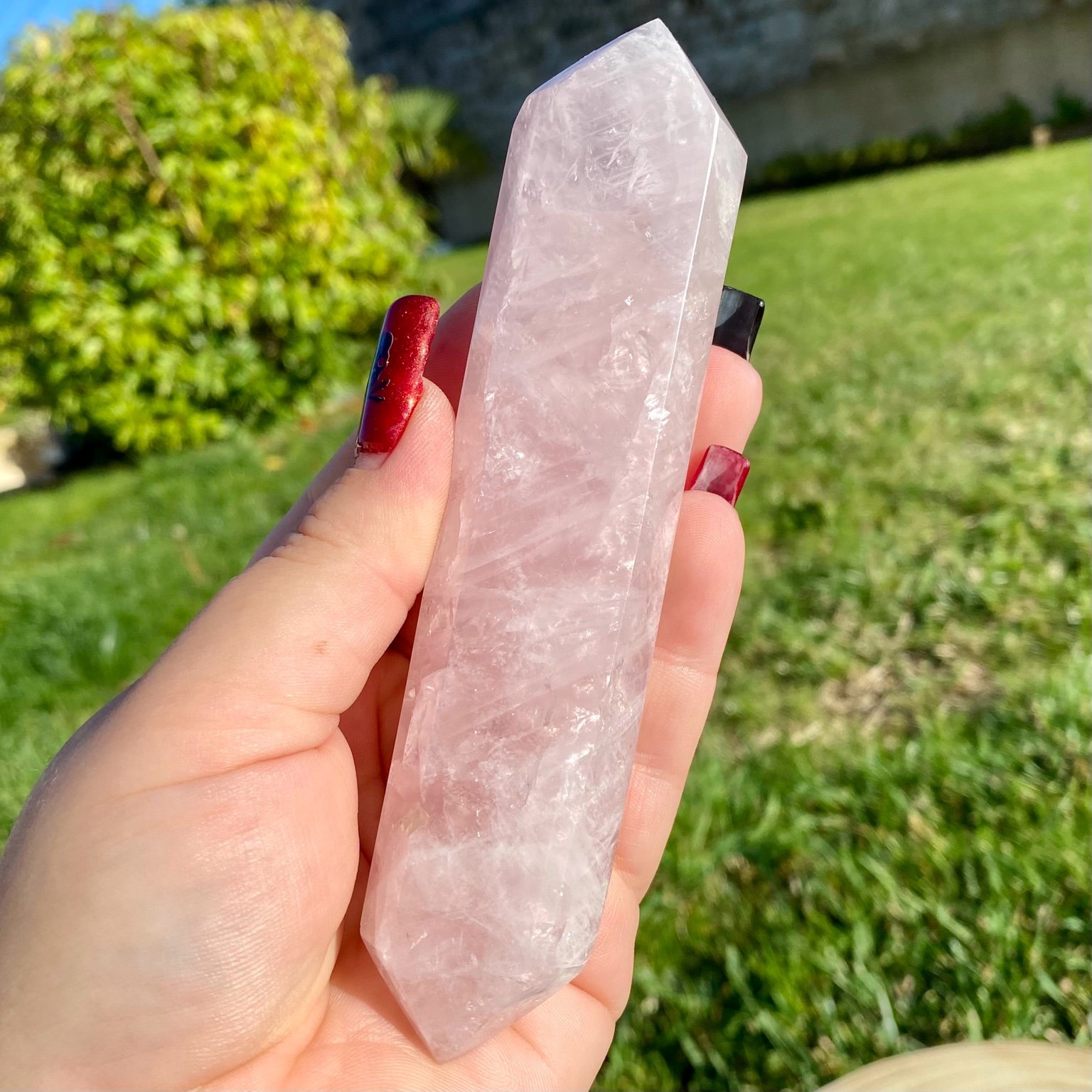 Bi-pointe géante de quartz rose naturelle, pierre rose tendre et lumineuse symbole d’amour, de douceur et de sérénité.