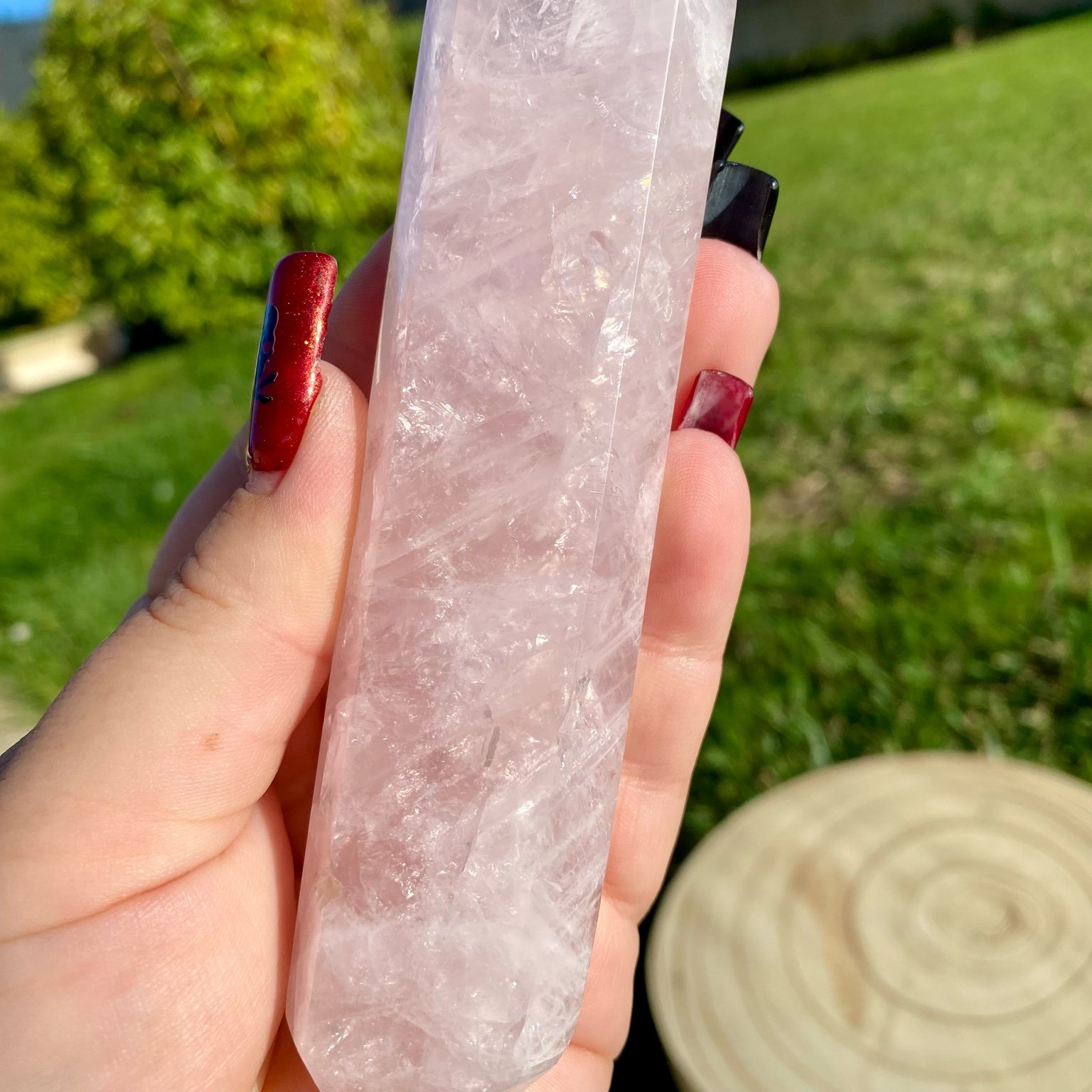 Bi-pointe géante de quartz rose naturelle, pierre rose tendre et lumineuse symbole d’amour, de douceur et de sérénité.