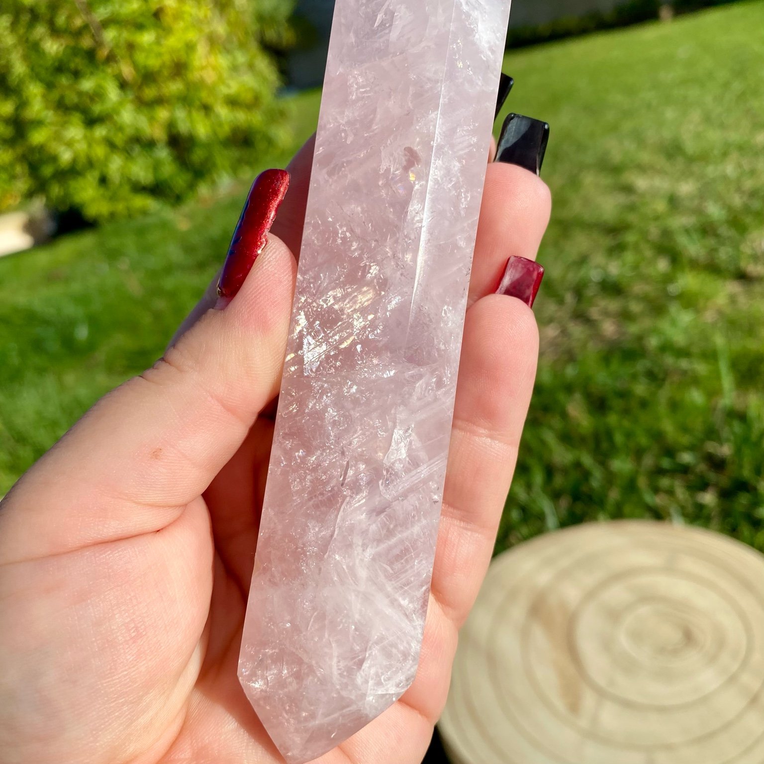 Bi-pointe géante de quartz rose naturelle, pierre rose tendre et lumineuse symbole d’amour, de douceur et de sérénité.