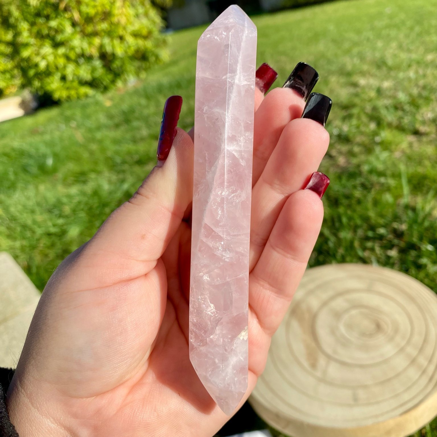 Bi-pointe géante de quartz rose naturelle, pierre rose tendre et lumineuse symbole d’amour, de douceur et de sérénité.