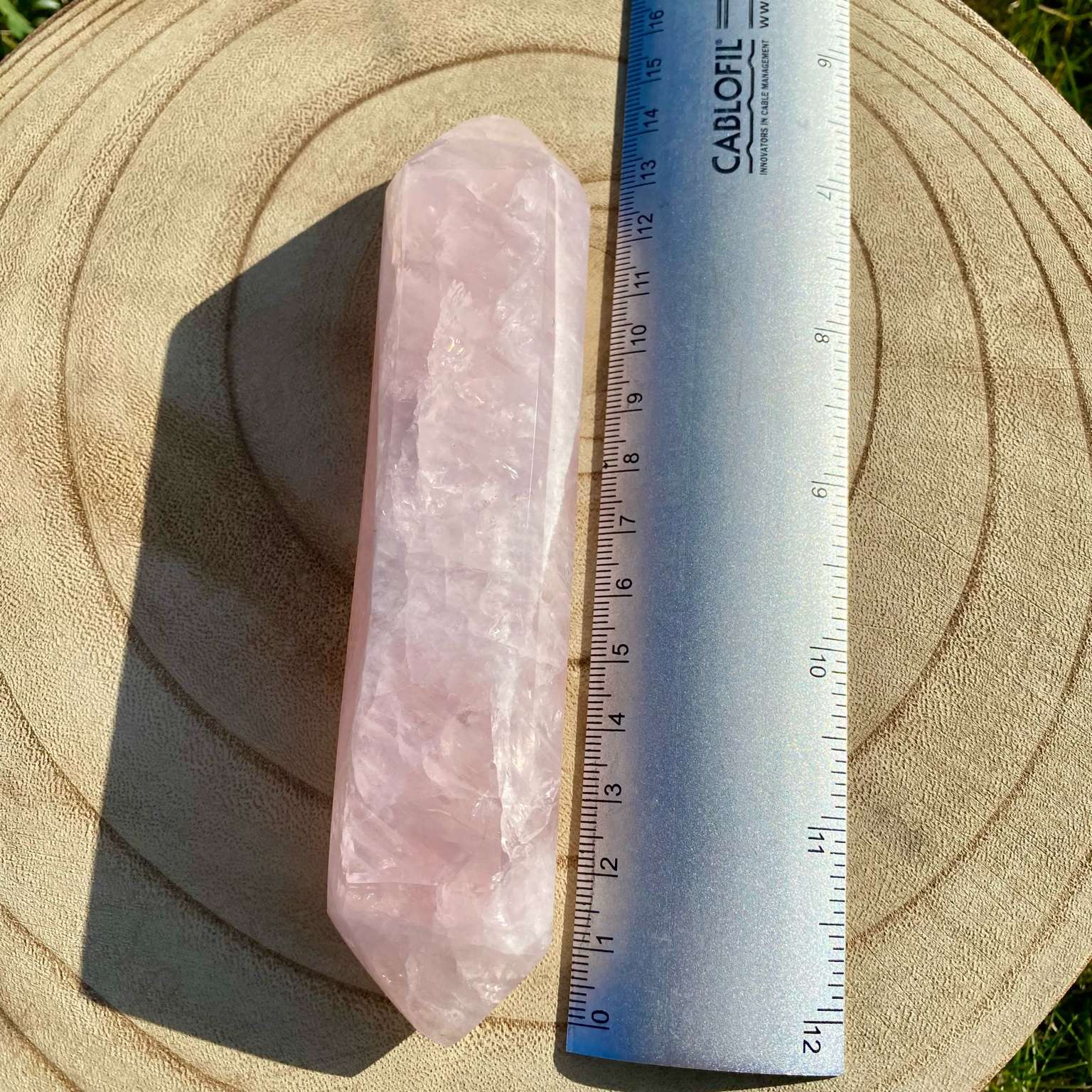 Bi-pointe géante de quartz rose naturelle, pierre rose tendre et lumineuse symbole d’amour, de douceur et de sérénité.