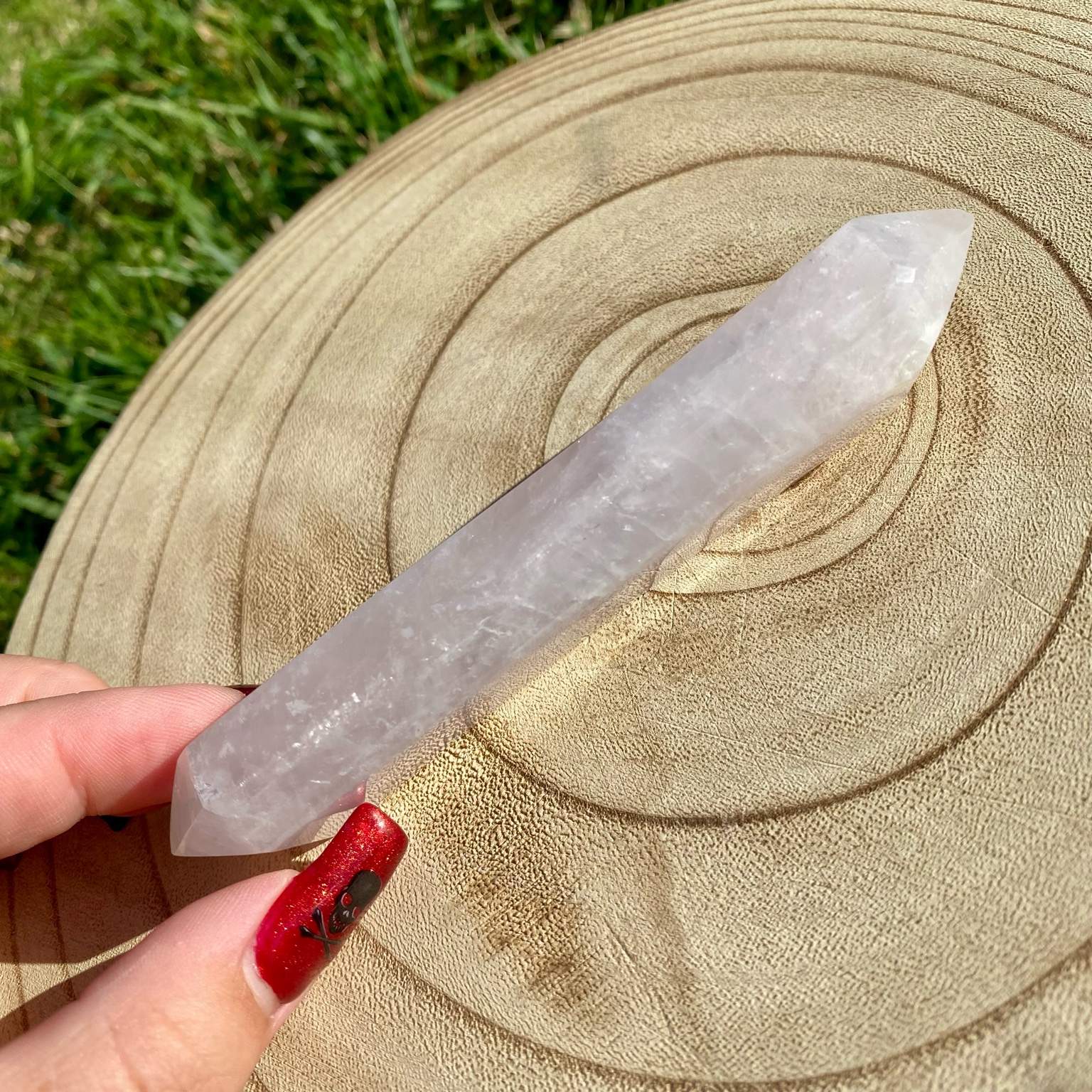 Bi-pointe géante de quartz rose naturelle, pierre rose tendre et lumineuse symbole d’amour, de douceur et de sérénité.