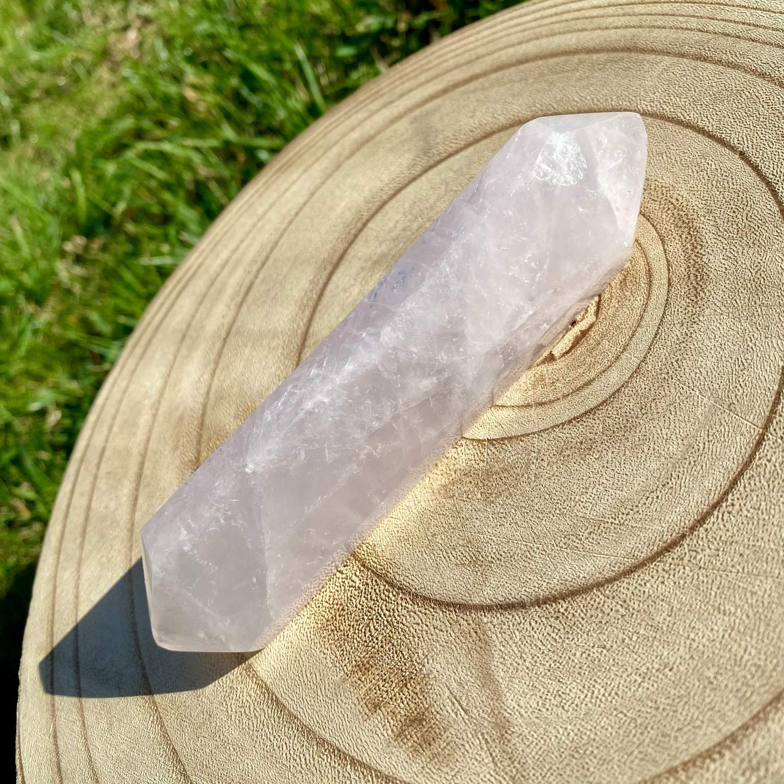 Bi-pointe géante de quartz rose naturelle, pierre rose tendre et lumineuse symbole d’amour, de douceur et de sérénité.