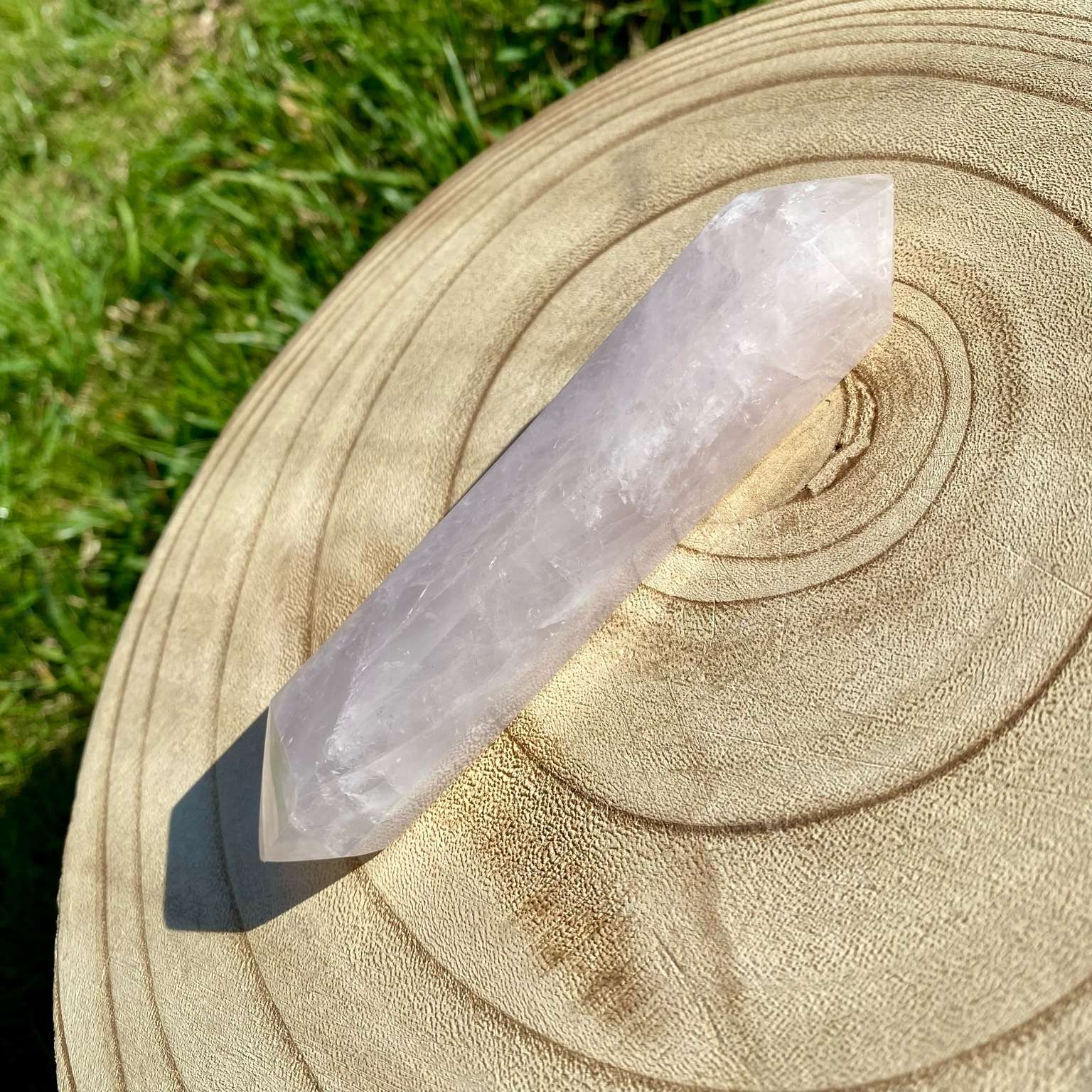 Bi-pointe géante de quartz rose naturelle, pierre rose tendre et lumineuse symbole d’amour, de douceur et de sérénité.