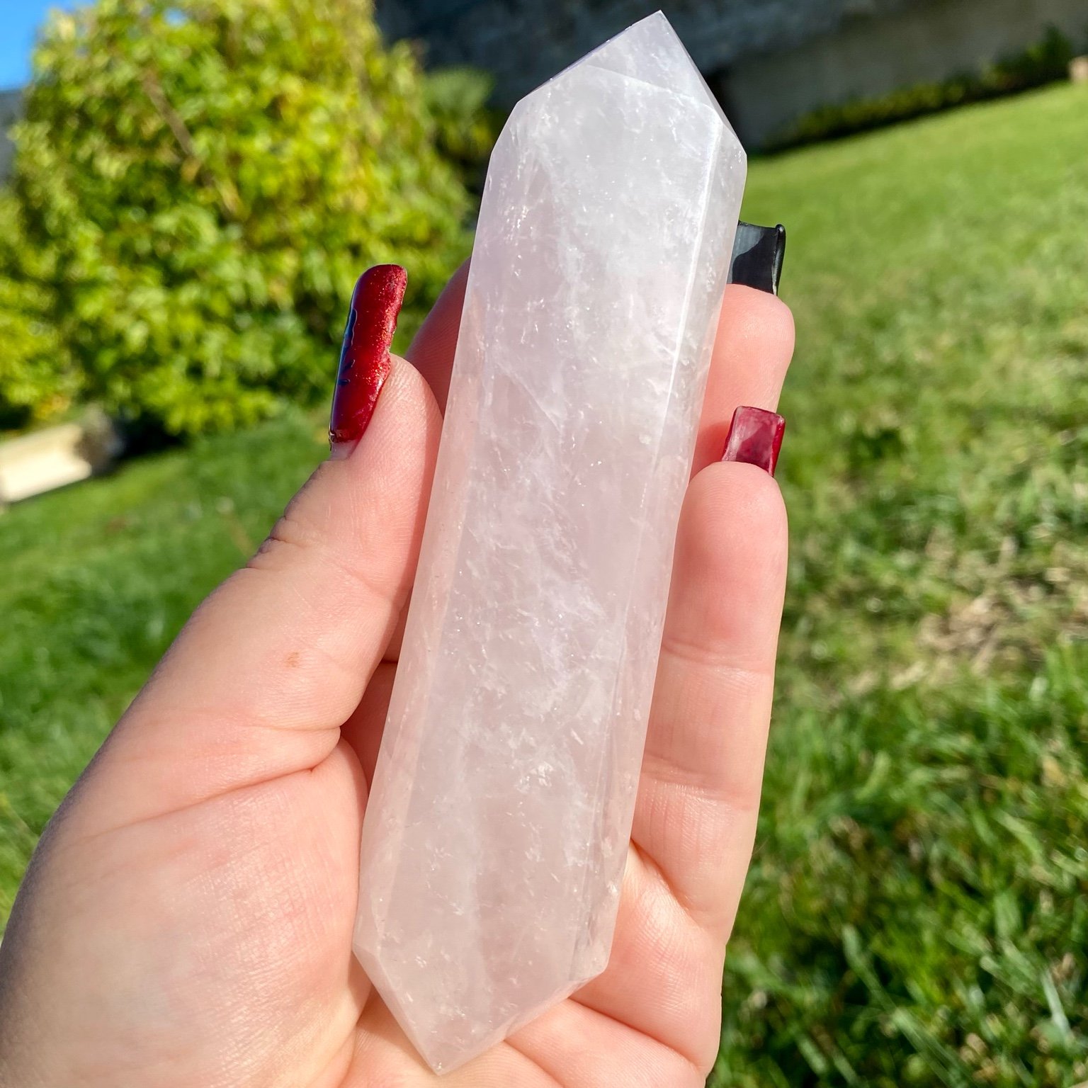 Bi-pointe géante de quartz rose naturelle, pierre rose tendre et lumineuse symbole d’amour, de douceur et de sérénité.