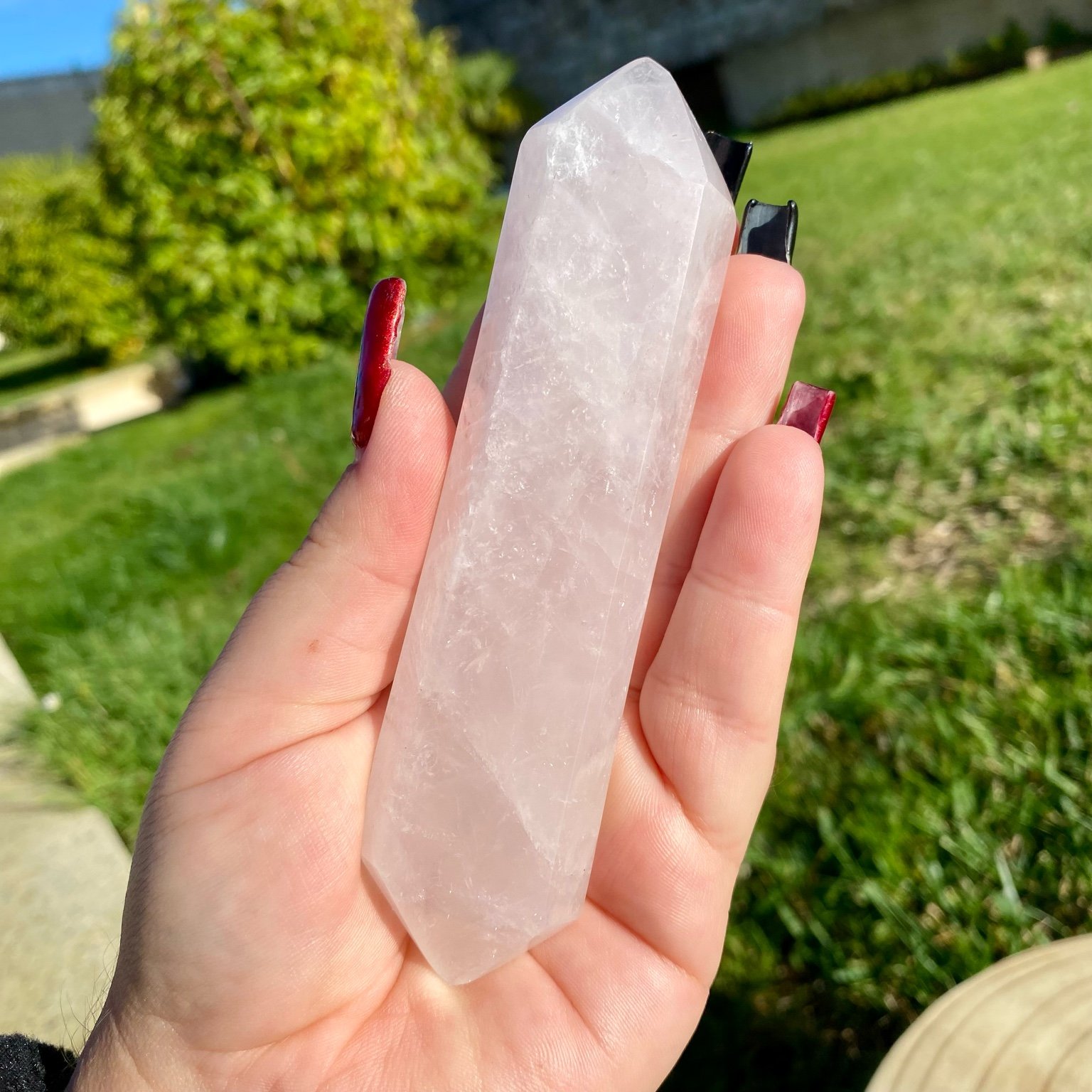 Bi-pointe géante de quartz rose naturelle, pierre rose tendre et lumineuse symbole d’amour, de douceur et de sérénité.