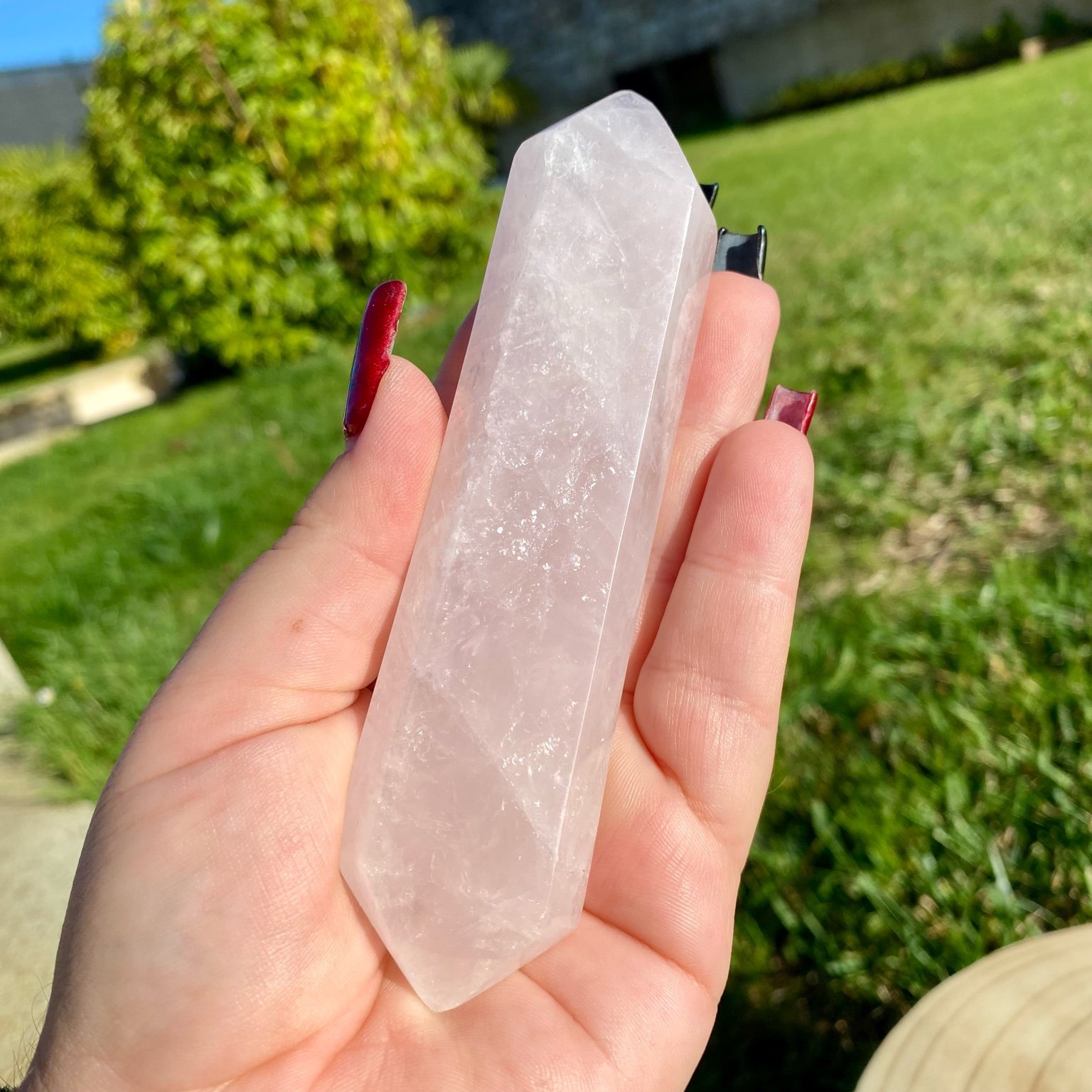 Bi-pointe géante de quartz rose naturelle, pierre rose tendre et lumineuse symbole d’amour, de douceur et de sérénité.