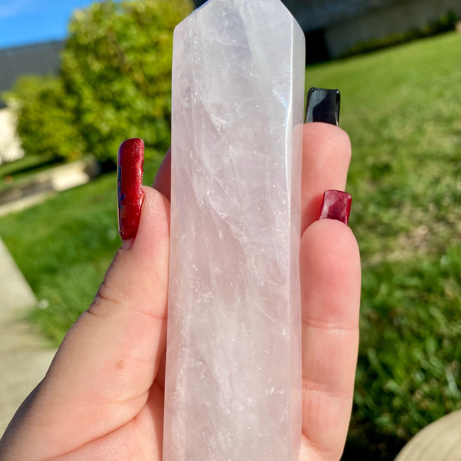 Bi-pointe géante de quartz rose naturelle, pierre rose tendre et lumineuse symbole d’amour, de douceur et de sérénité.