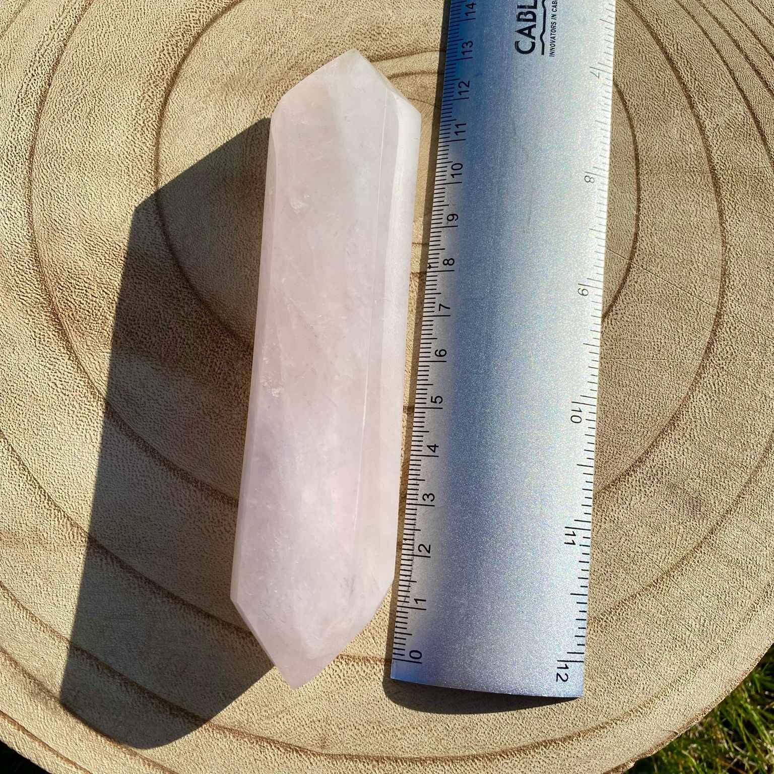 Bi-pointe géante de quartz rose naturelle, pierre rose tendre et lumineuse symbole d’amour, de douceur et de sérénité.