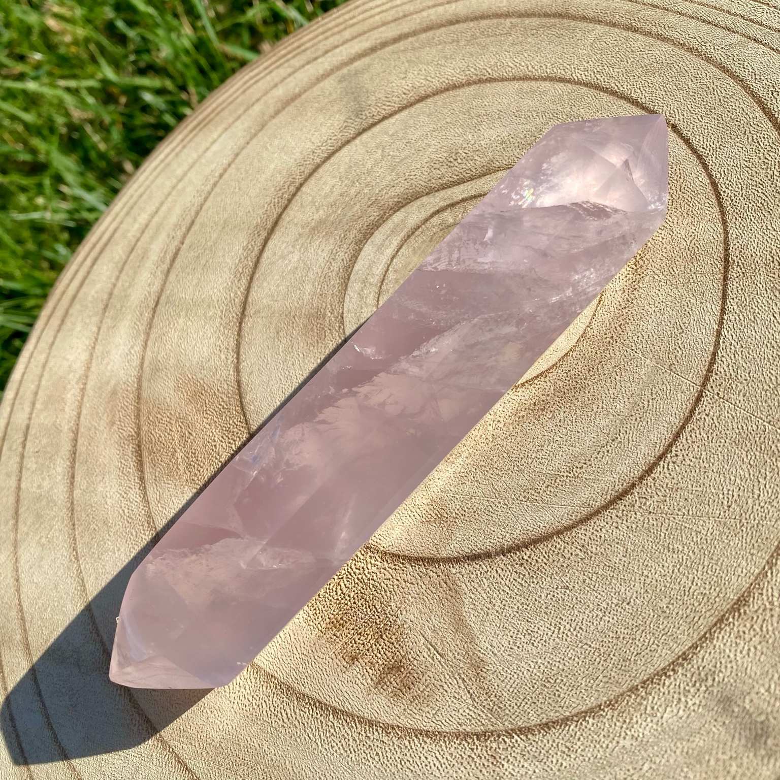 Bi-pointe géante de quartz rose naturelle, pierre rose tendre et lumineuse symbole d’amour, de douceur et de sérénité.