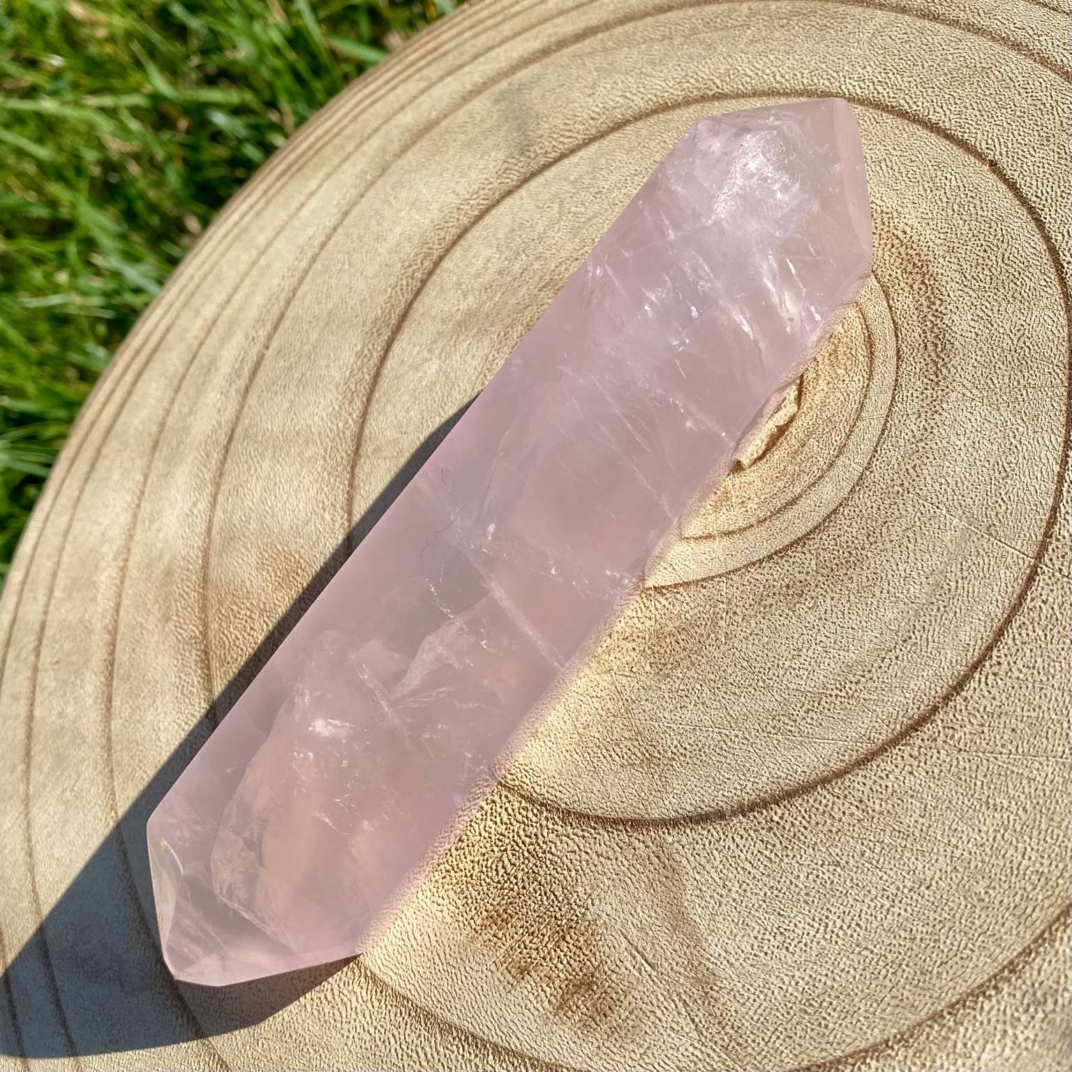 Bi-pointe géante de quartz rose naturelle, pierre rose tendre et lumineuse symbole d’amour, de douceur et de sérénité.