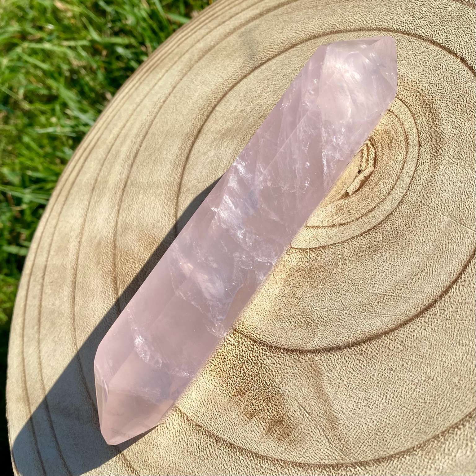 Bi-pointe géante de quartz rose naturelle, pierre rose tendre et lumineuse symbole d’amour, de douceur et de sérénité.