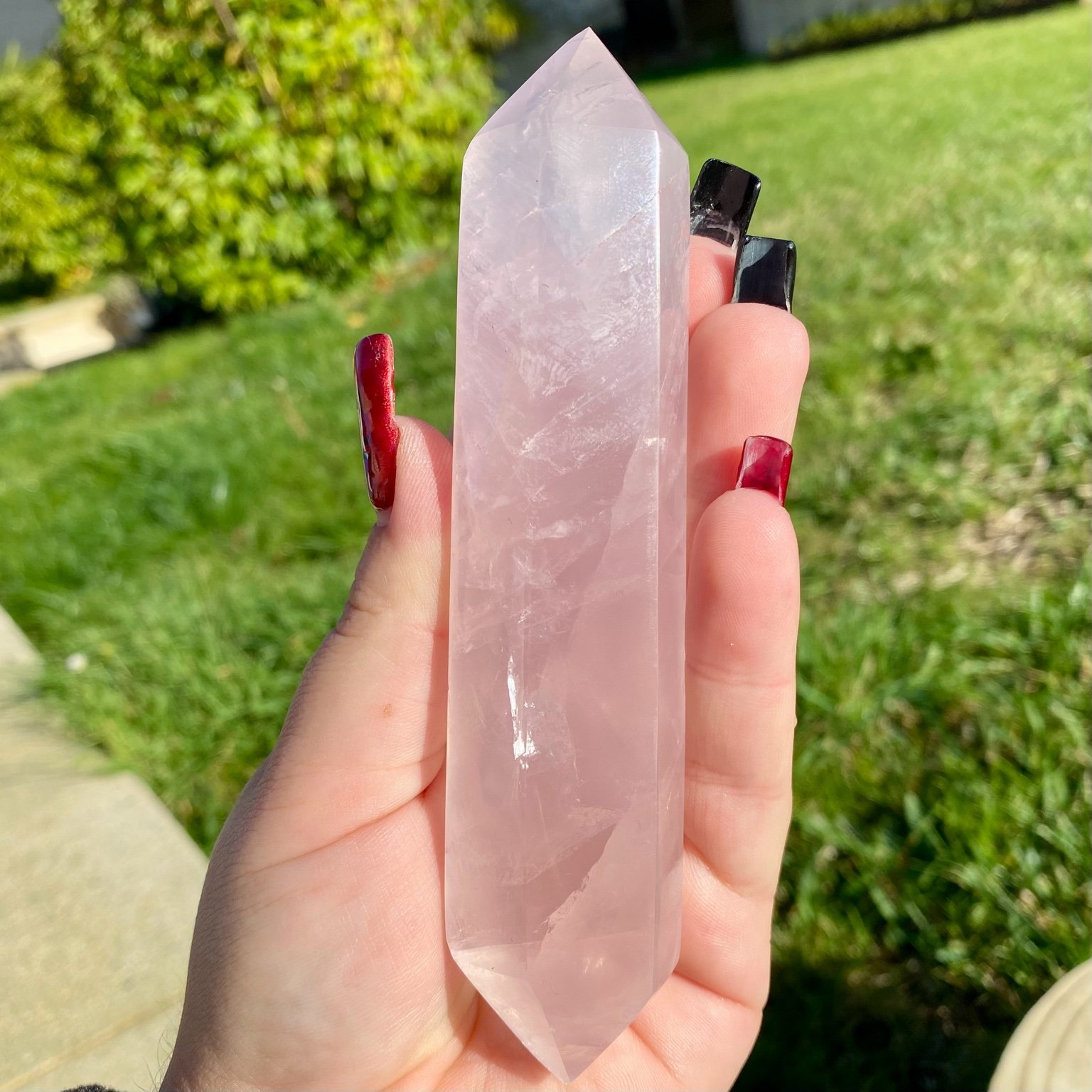 Bi-pointe géante de quartz rose naturelle, pierre rose tendre et lumineuse symbole d’amour, de douceur et de sérénité.