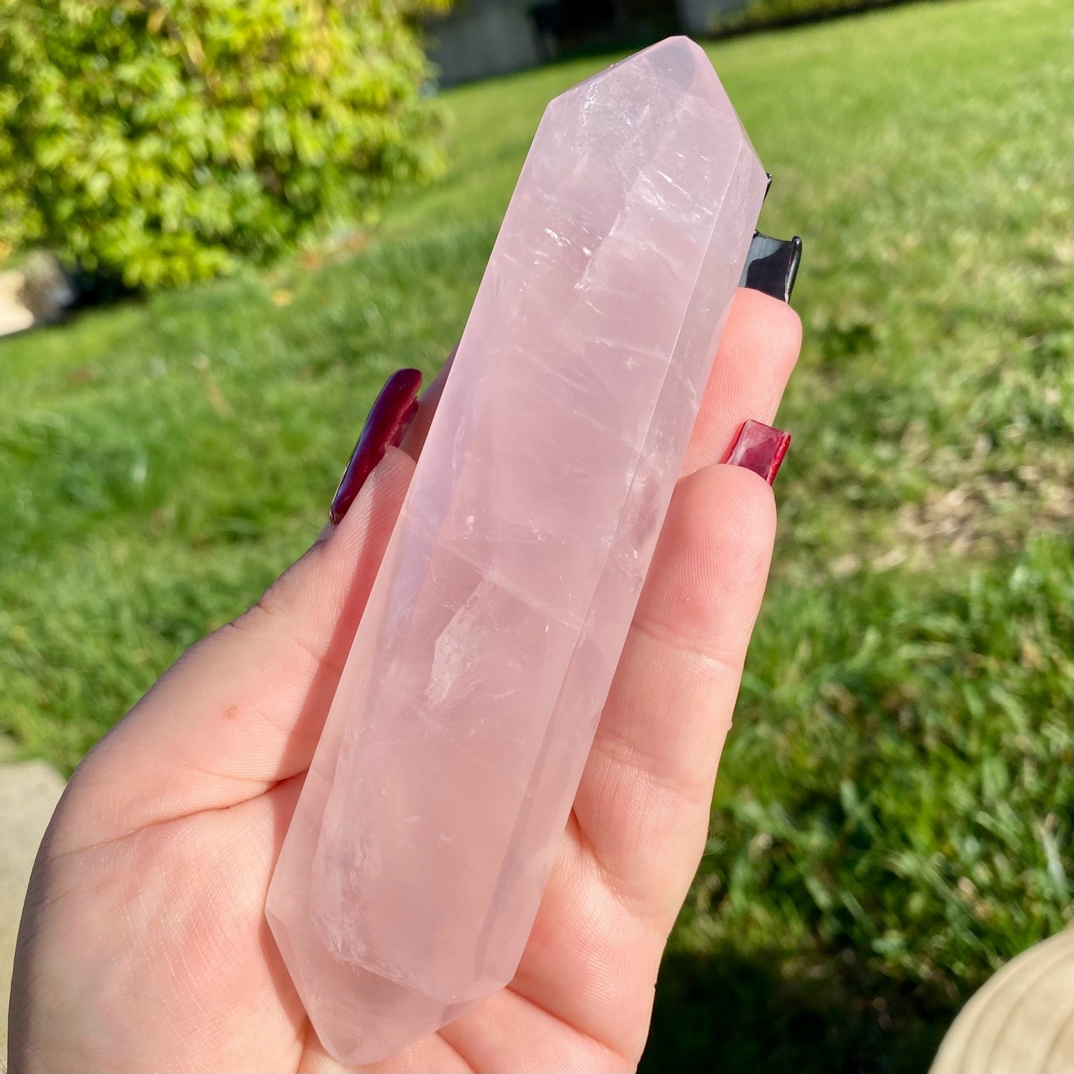 Bi-pointe géante de quartz rose naturelle, pierre rose tendre et lumineuse symbole d’amour, de douceur et de sérénité.