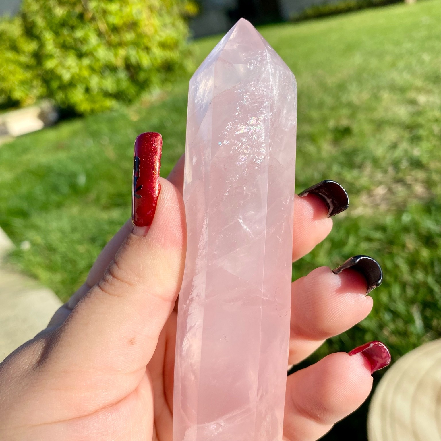 Bi-pointe géante de quartz rose naturelle, pierre rose tendre et lumineuse symbole d’amour, de douceur et de sérénité.