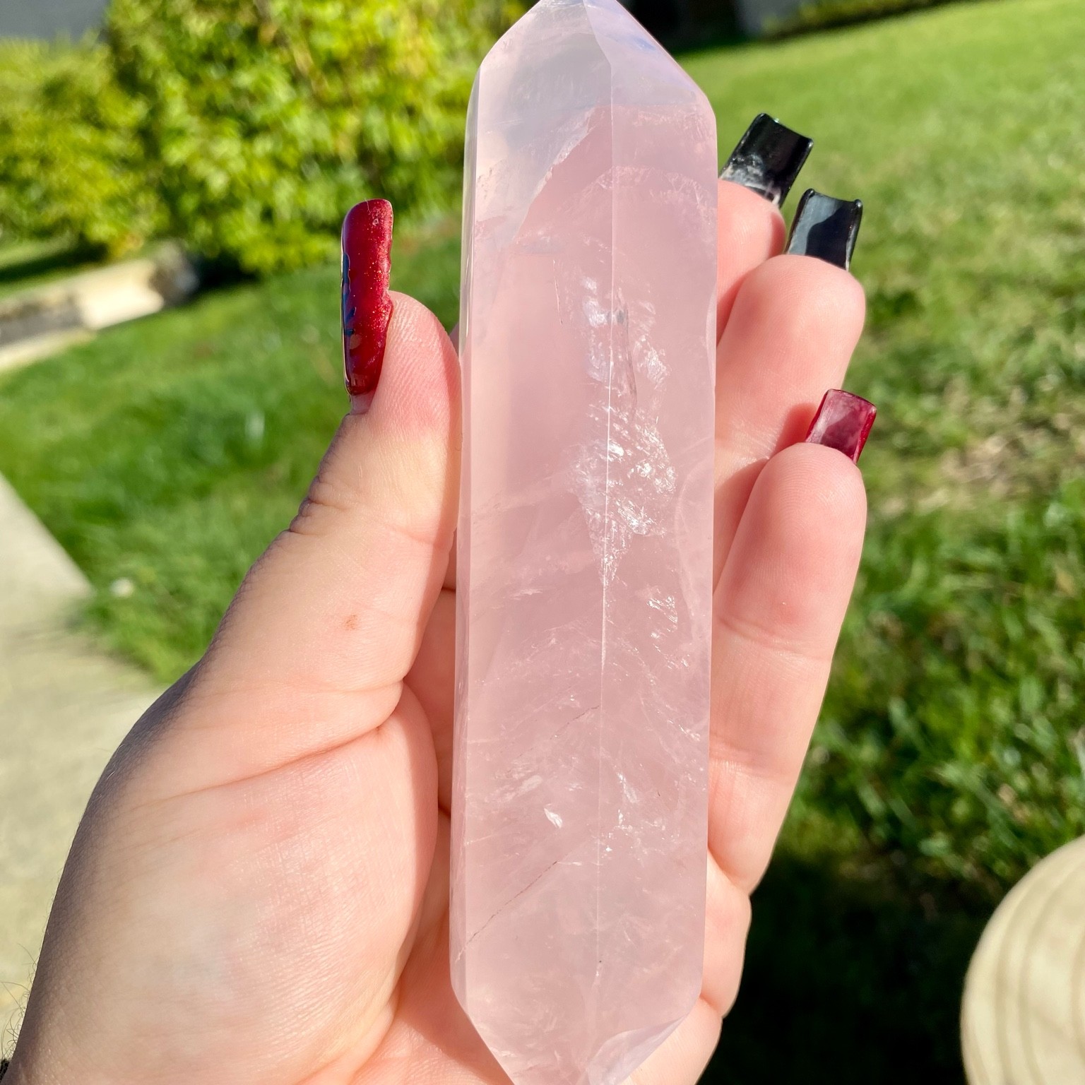 Bi-pointe géante de quartz rose naturelle, pierre rose tendre et lumineuse symbole d’amour, de douceur et de sérénité.
