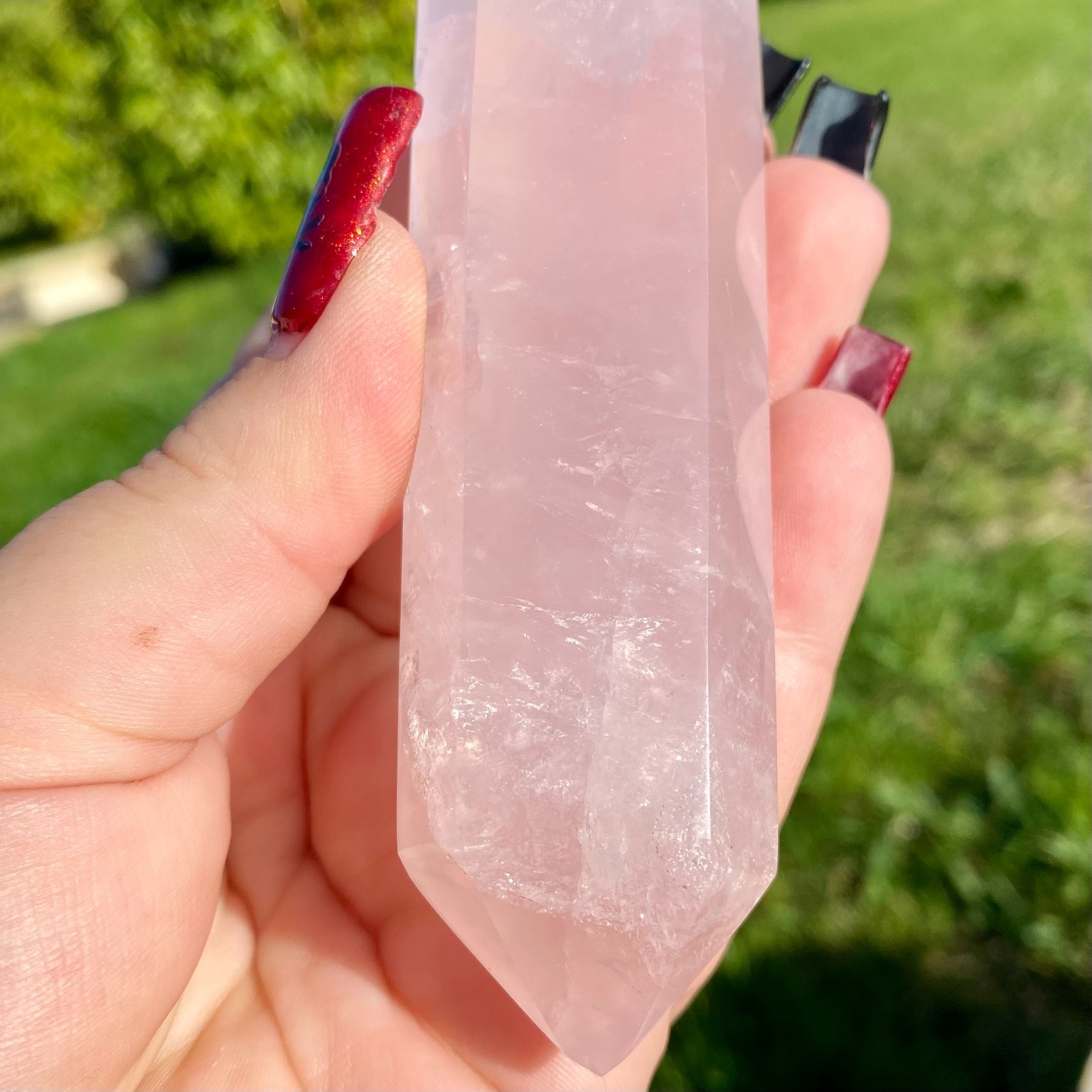 Bi-pointe géante de quartz rose naturelle, pierre rose tendre et lumineuse symbole d’amour, de douceur et de sérénité.