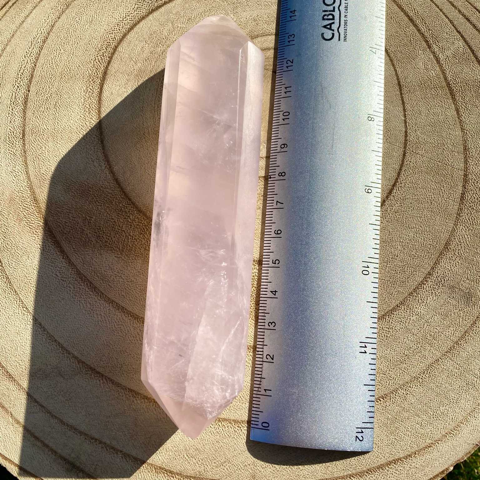 Bi-pointe géante de quartz rose naturelle, pierre rose tendre et lumineuse symbole d’amour, de douceur et de sérénité.