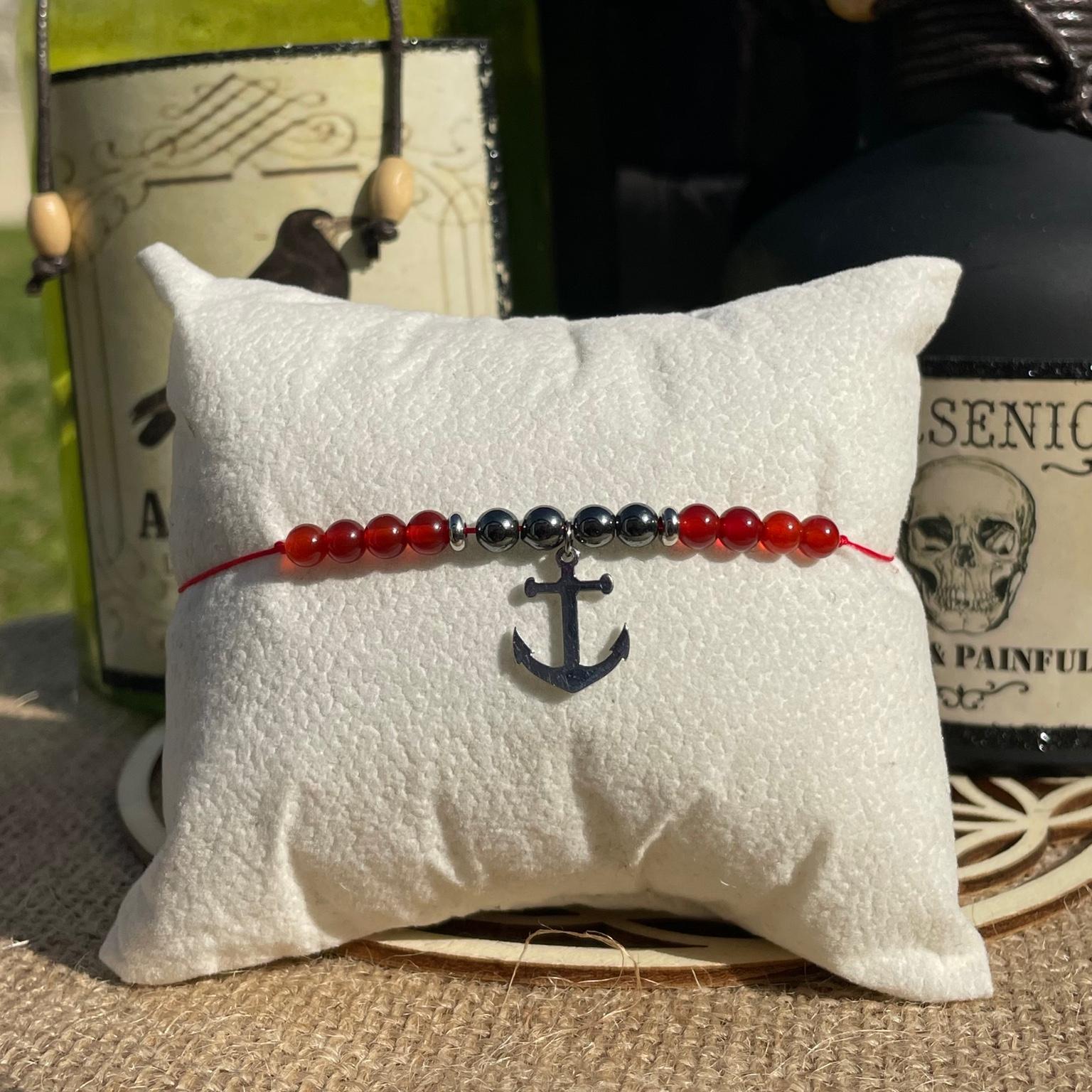 Bracelet Capitaine Crochet en cornaline et hématite avec breloque ancre de bateau argentée, bijou pirate en pierres naturelles fait main Les Merveilles by Pauline. Collection inspiré par les Méchants Disney.