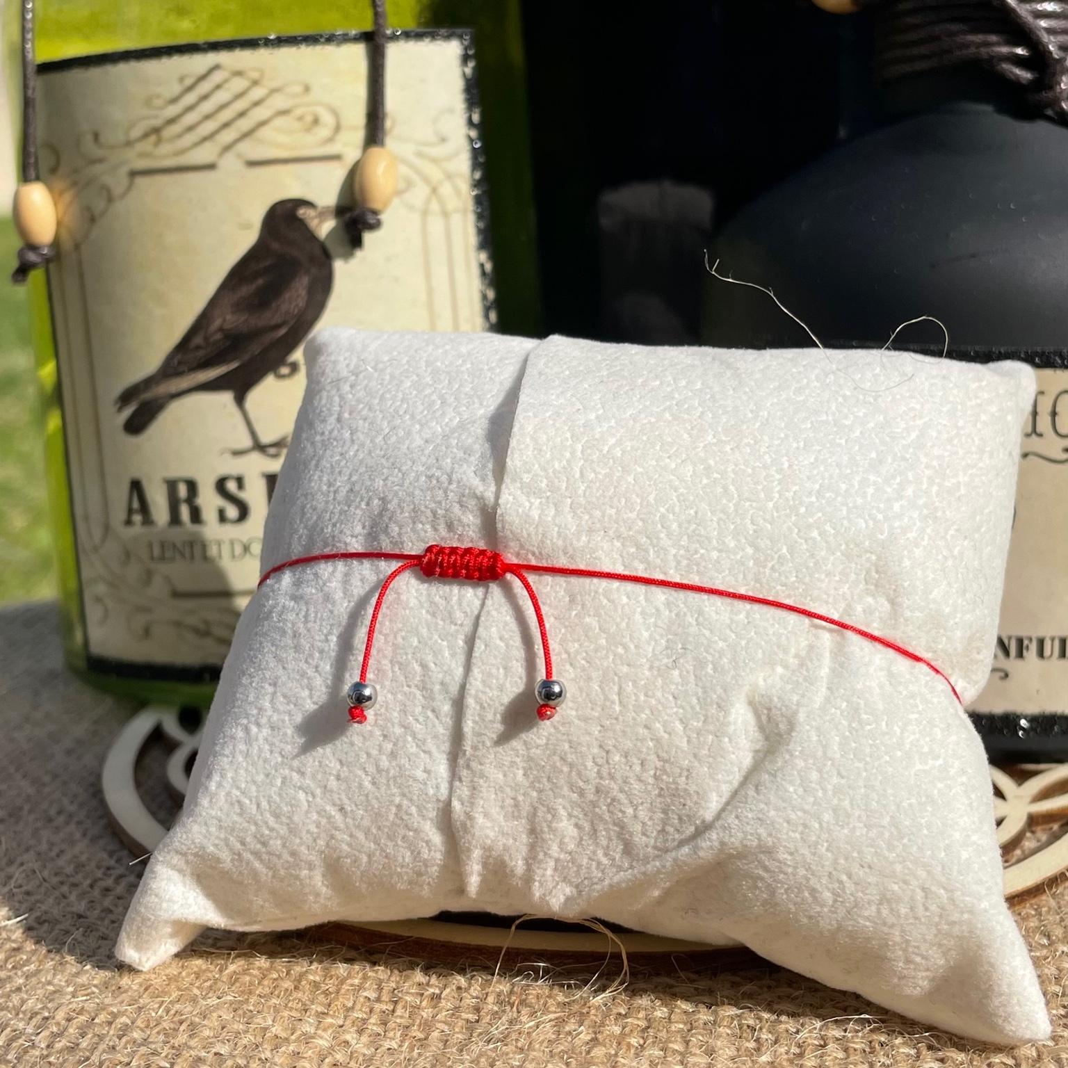 Bracelet Capitaine Crochet en cornaline et hématite avec breloque ancre de bateau argentée, bijou pirate en pierres naturelles fait main Les Merveilles by Pauline. Collection inspiré par les Méchants Disney.