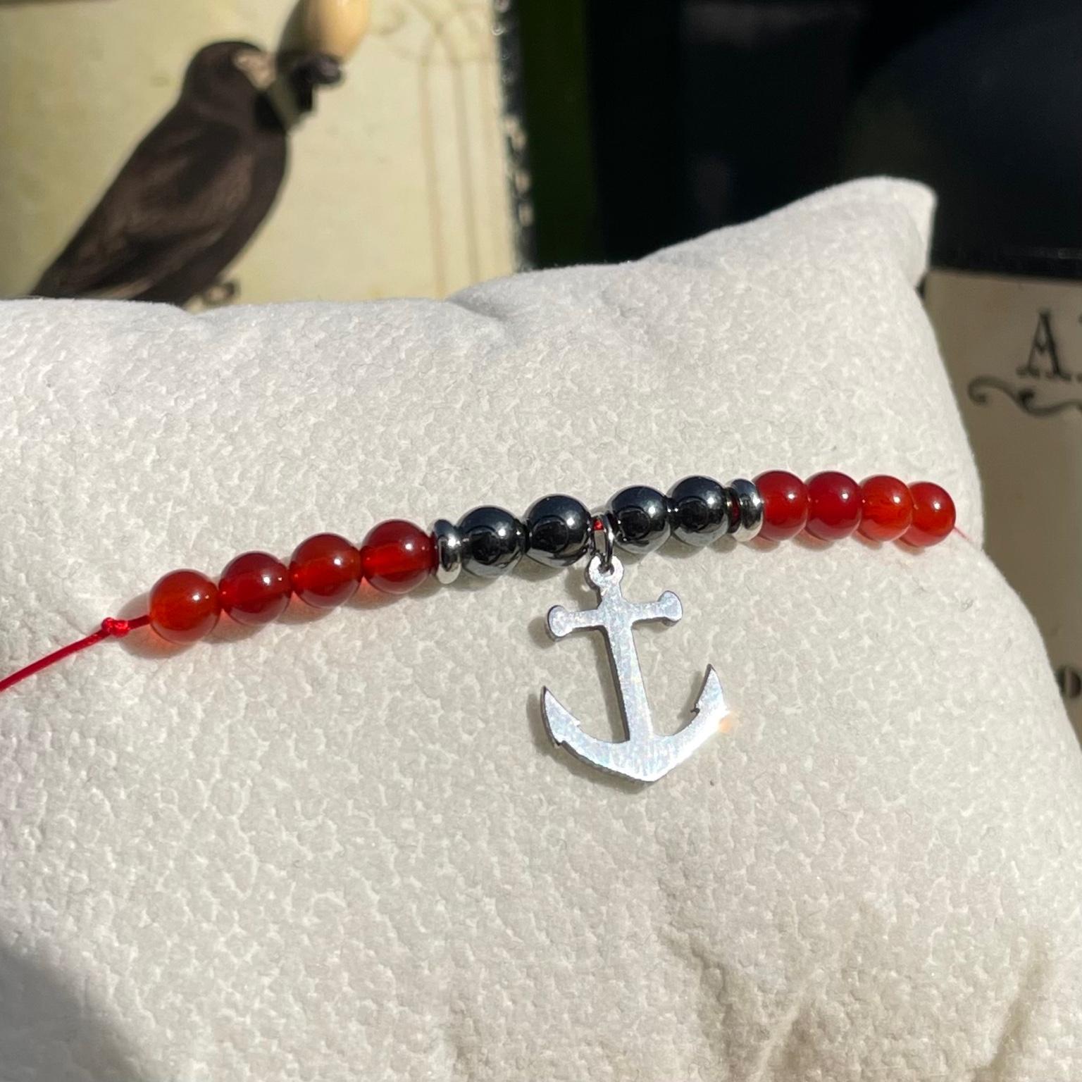 Bracelet Capitaine Crochet en cornaline et hématite avec breloque ancre de bateau argentée, bijou pirate en pierres naturelles fait main Les Merveilles by Pauline. Collection inspiré par les Méchants Disney.