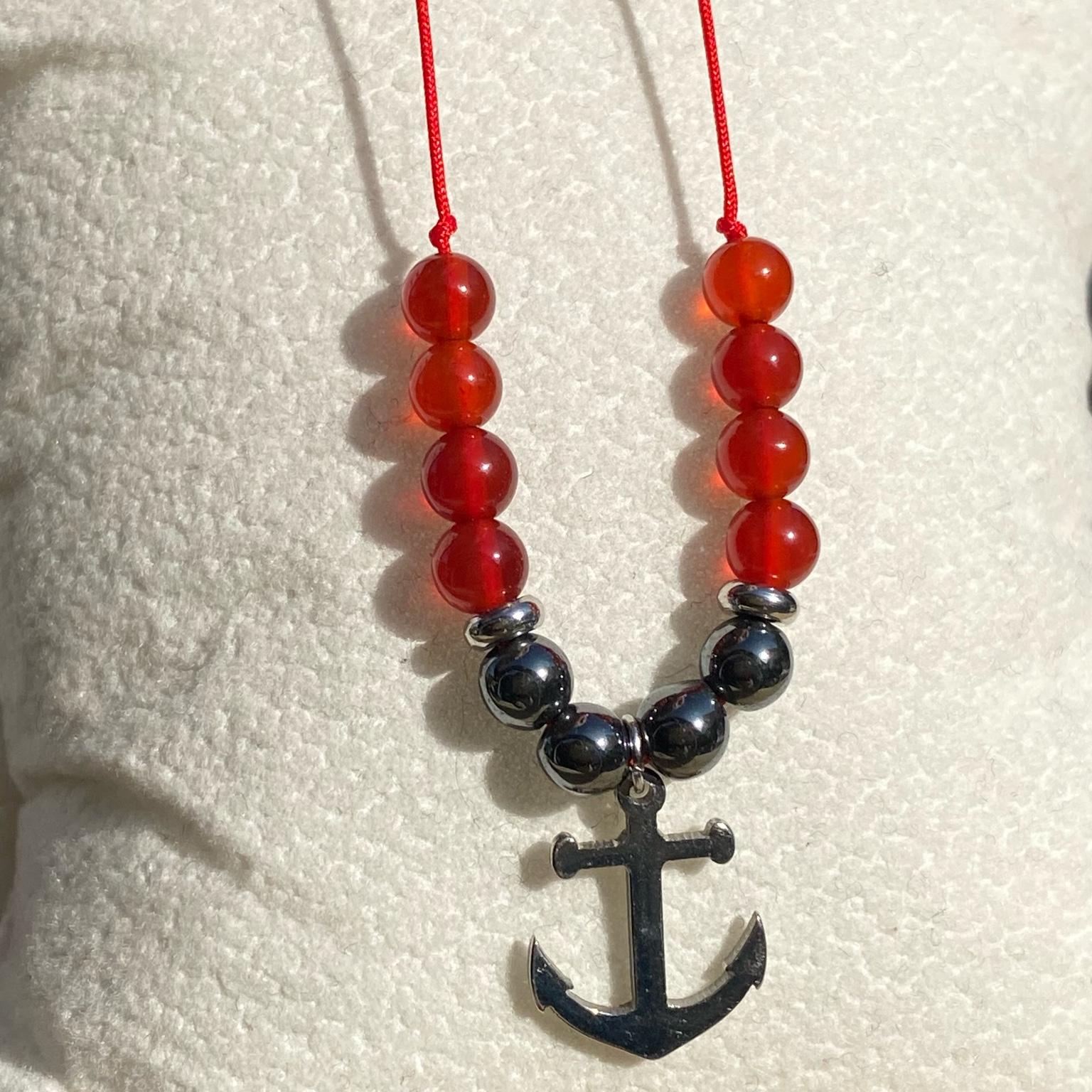 Bracelet Capitaine Crochet en cornaline et hématite avec breloque ancre de bateau argentée, bijou pirate en pierres naturelles fait main Les Merveilles by Pauline. Collection inspiré par les Méchants Disney.