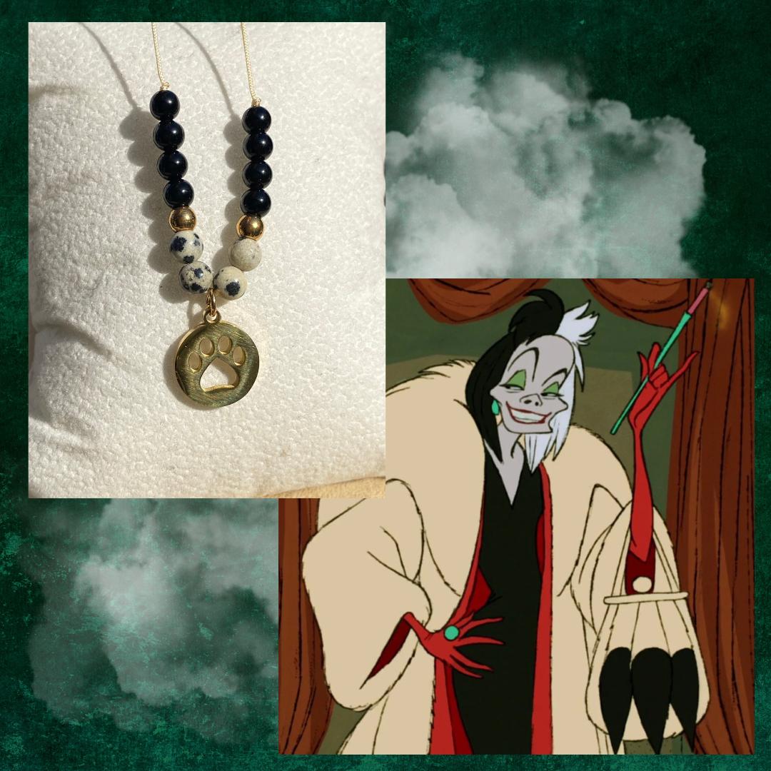 Bracelet Cruella en jaspe dalmatien et onyx avec breloque patte de chien dorée, bijou contrasté et audacieux en pierres naturelles fait main Les Merveilles by Pauline. Collection inspiré par les Méchants Disney.