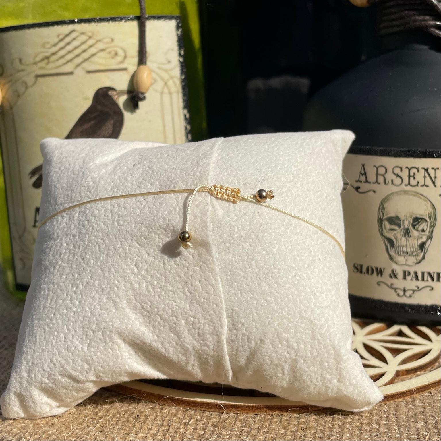 Bracelet Cruella en jaspe dalmatien et onyx avec breloque patte de chien dorée, bijou contrasté et audacieux en pierres naturelles fait main Les Merveilles by Pauline. Collection inspiré par les Méchants Disney.