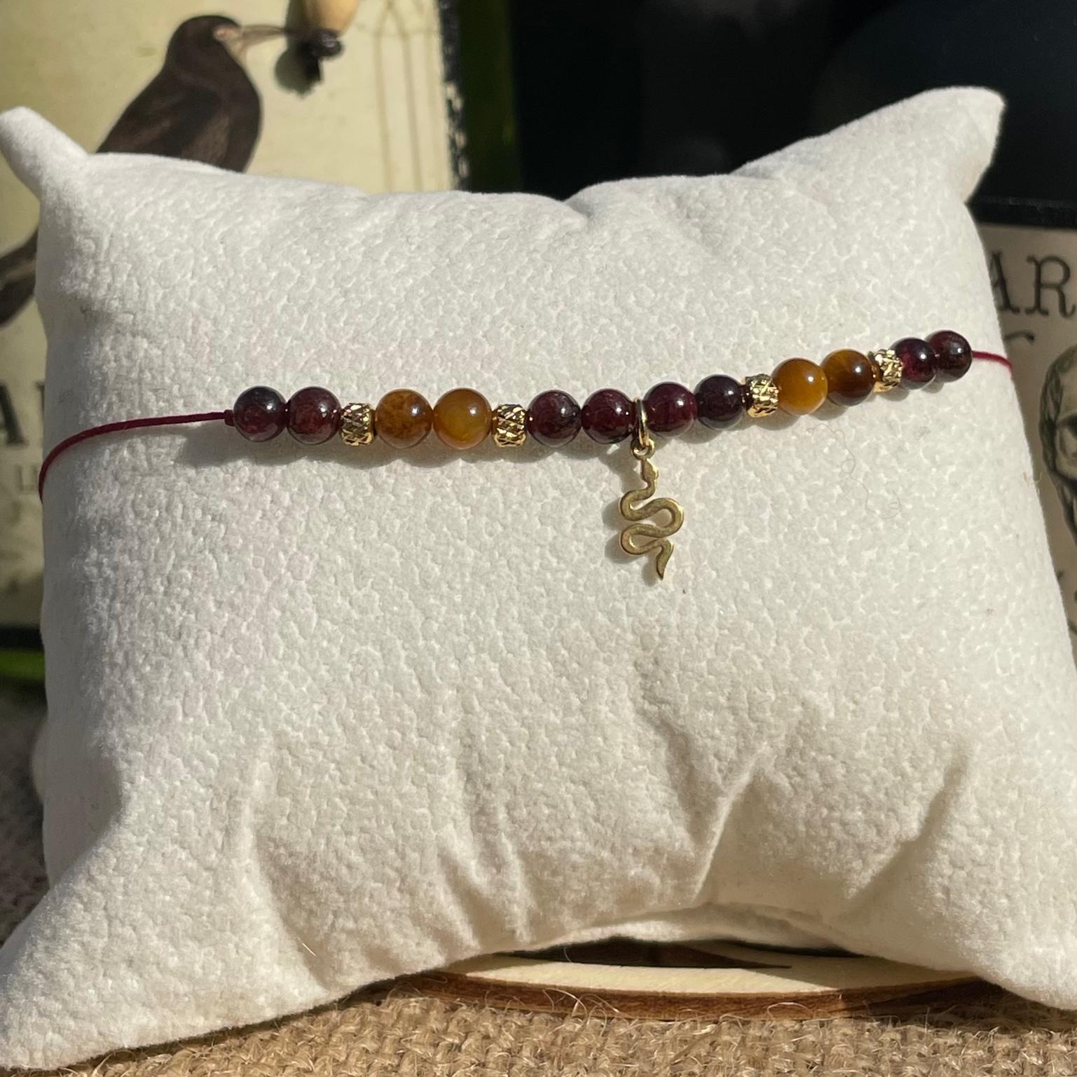 Bracelet Jafar en grenat et Ćil de tigre avec breloque serpent dorĂ©e, bijou oriental et envoĂ»tant en pierres naturelles fait main Les Merveilles by Pauline. Collection inspirĂ© par les MĂ©chants Disney.