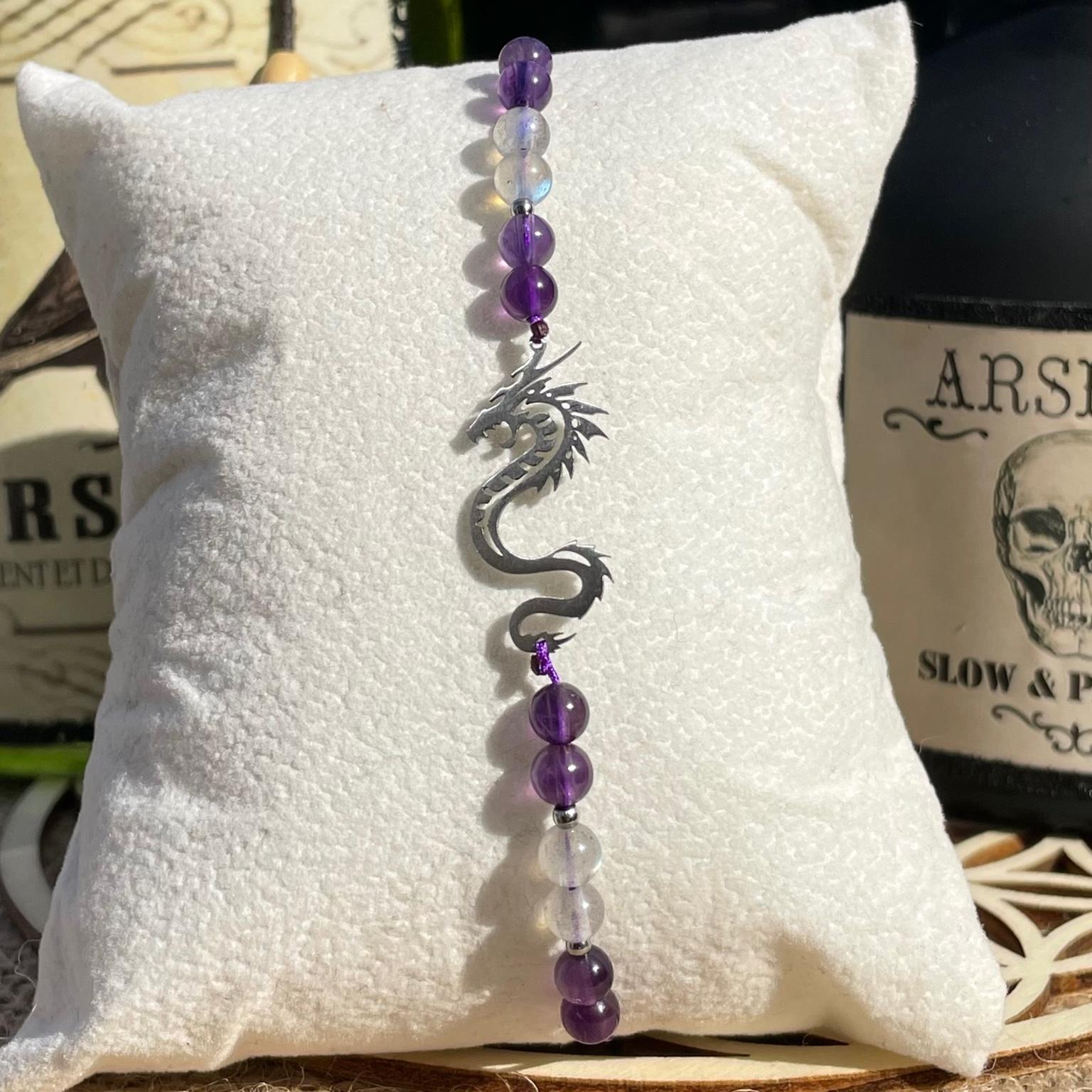Bracelet Maléfique en améthyste et labradorite avec breloque dragon argentée, bijou mystique en pierres naturelles fait main Les Merveilles by Pauline. Collection inspiré par les Méchants Disney.