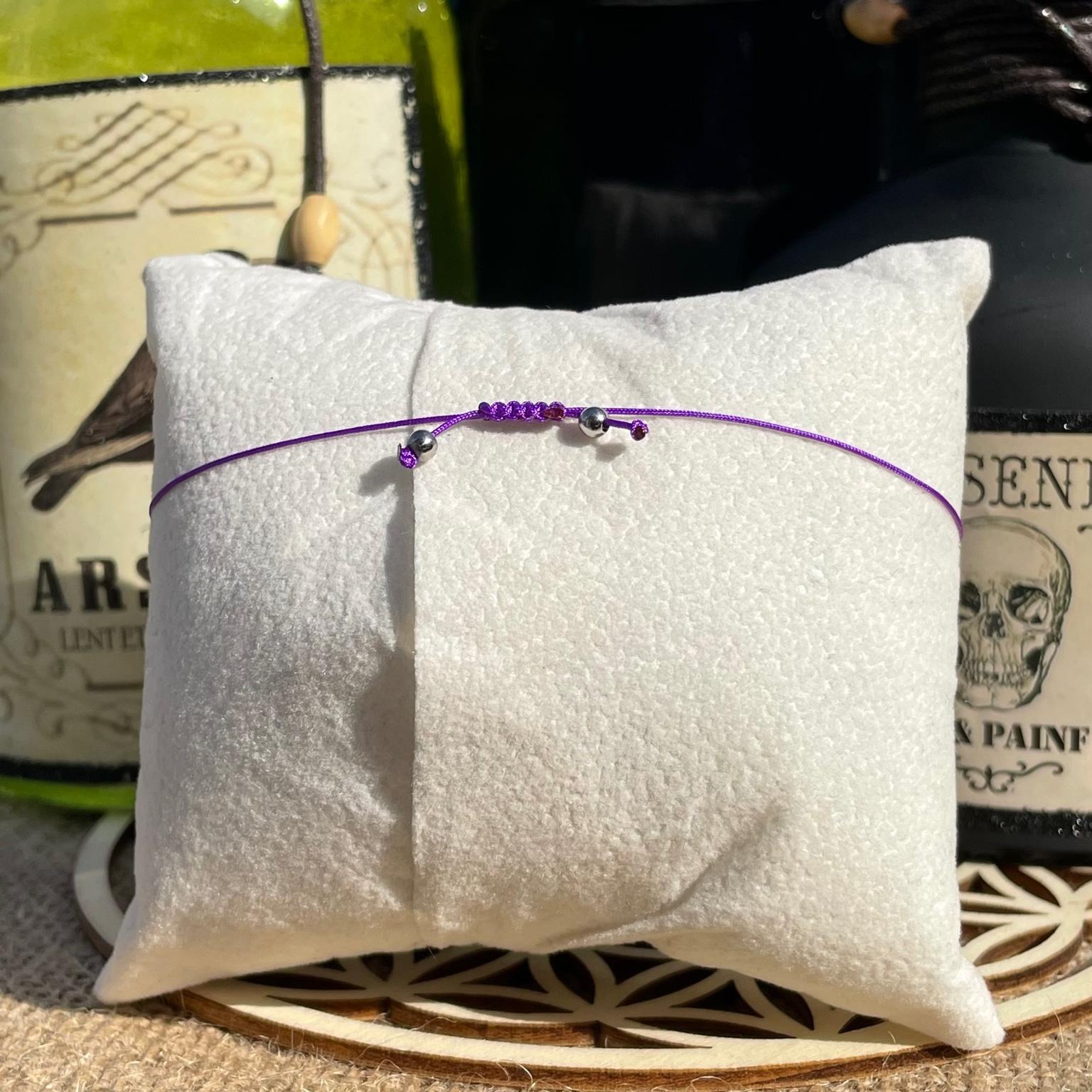 Bracelet Maléfique en améthyste et labradorite avec breloque dragon argentée, bijou mystique en pierres naturelles fait main Les Merveilles by Pauline. Collection inspiré par les Méchants Disney.