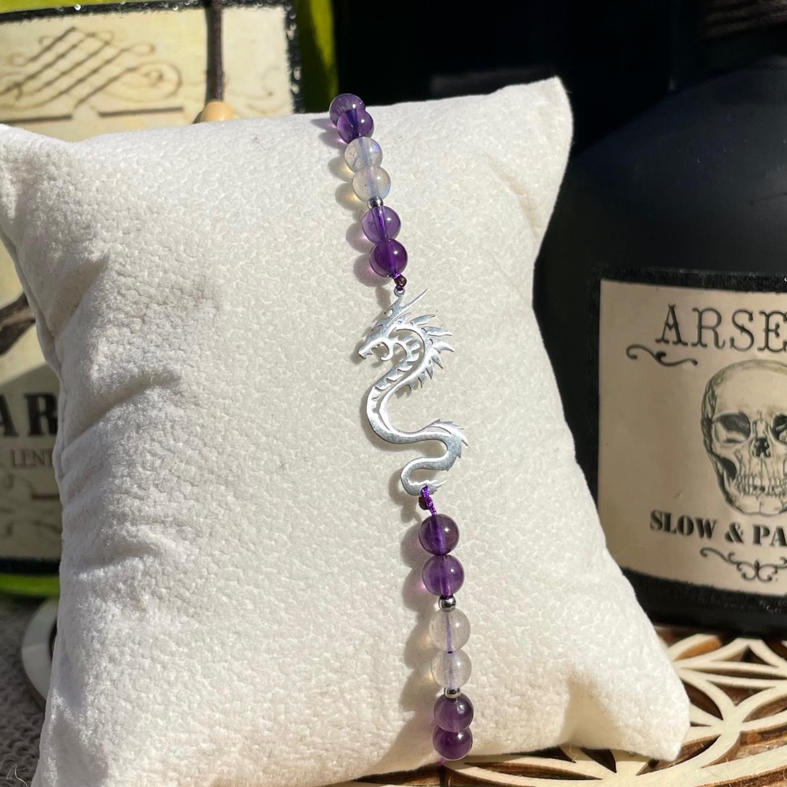 Bracelet Maléfique en améthyste et labradorite avec breloque dragon argentée, bijou mystique en pierres naturelles fait main Les Merveilles by Pauline. Collection inspiré par les Méchants Disney.