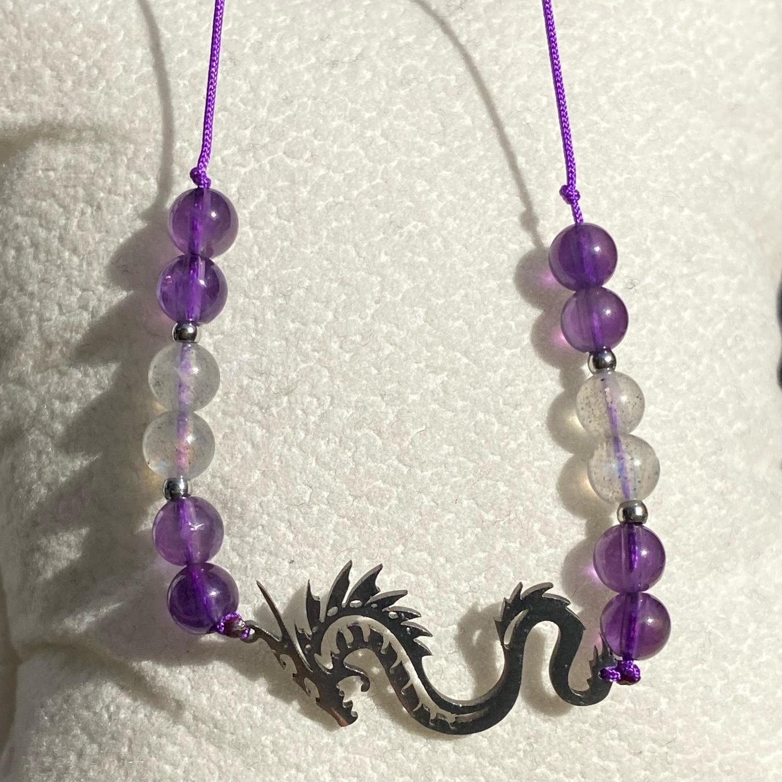 Bracelet Maléfique en améthyste et labradorite avec breloque dragon argentée, bijou mystique en pierres naturelles fait main Les Merveilles by Pauline. Collection inspiré par les Méchants Disney.