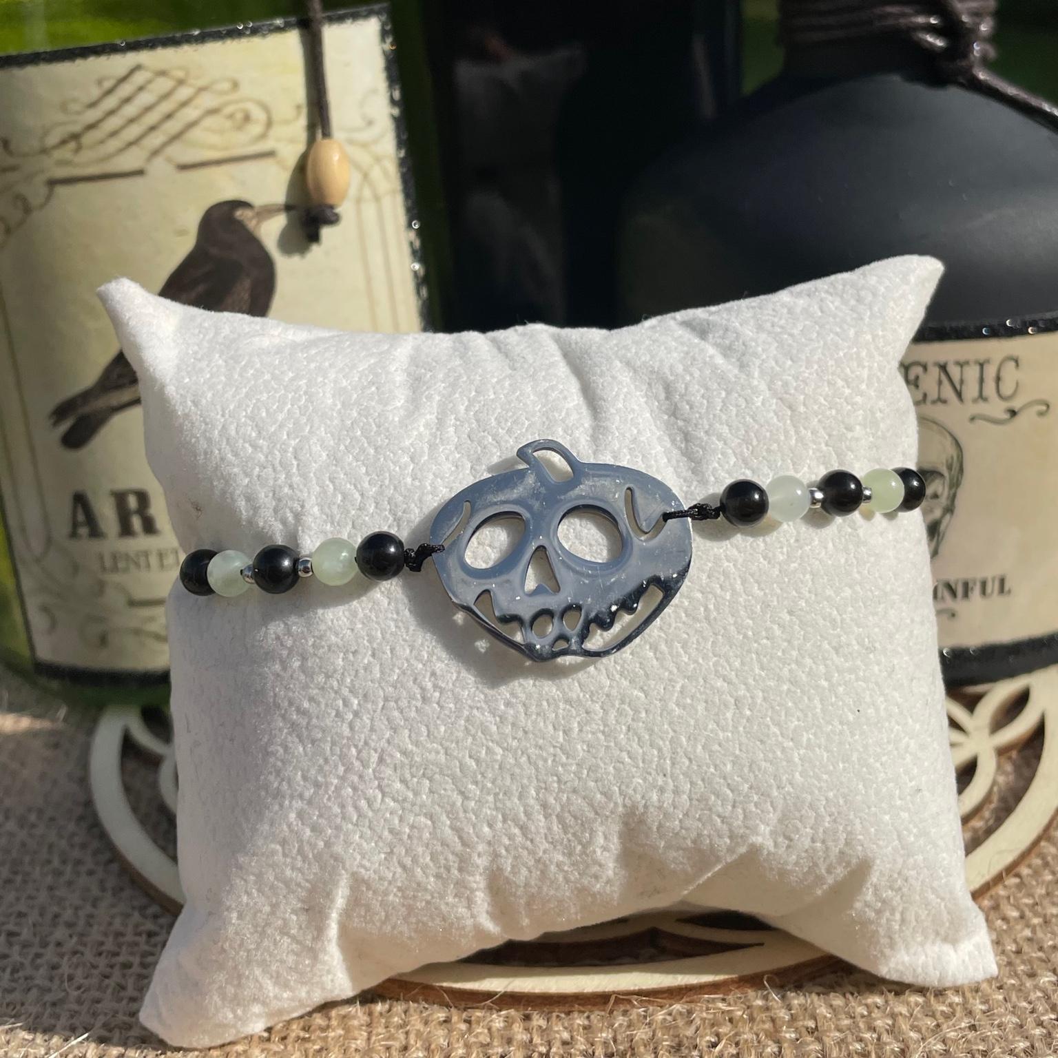 Bracelet Méchante Reine en jade et obsidienne avec breloque pomme empoisonnée argentée, bijou en pierres naturelles inspiré de Blanche-Neige fait main Les Merveilles by Pauline. Collection inspiré par les Méchants Disney.